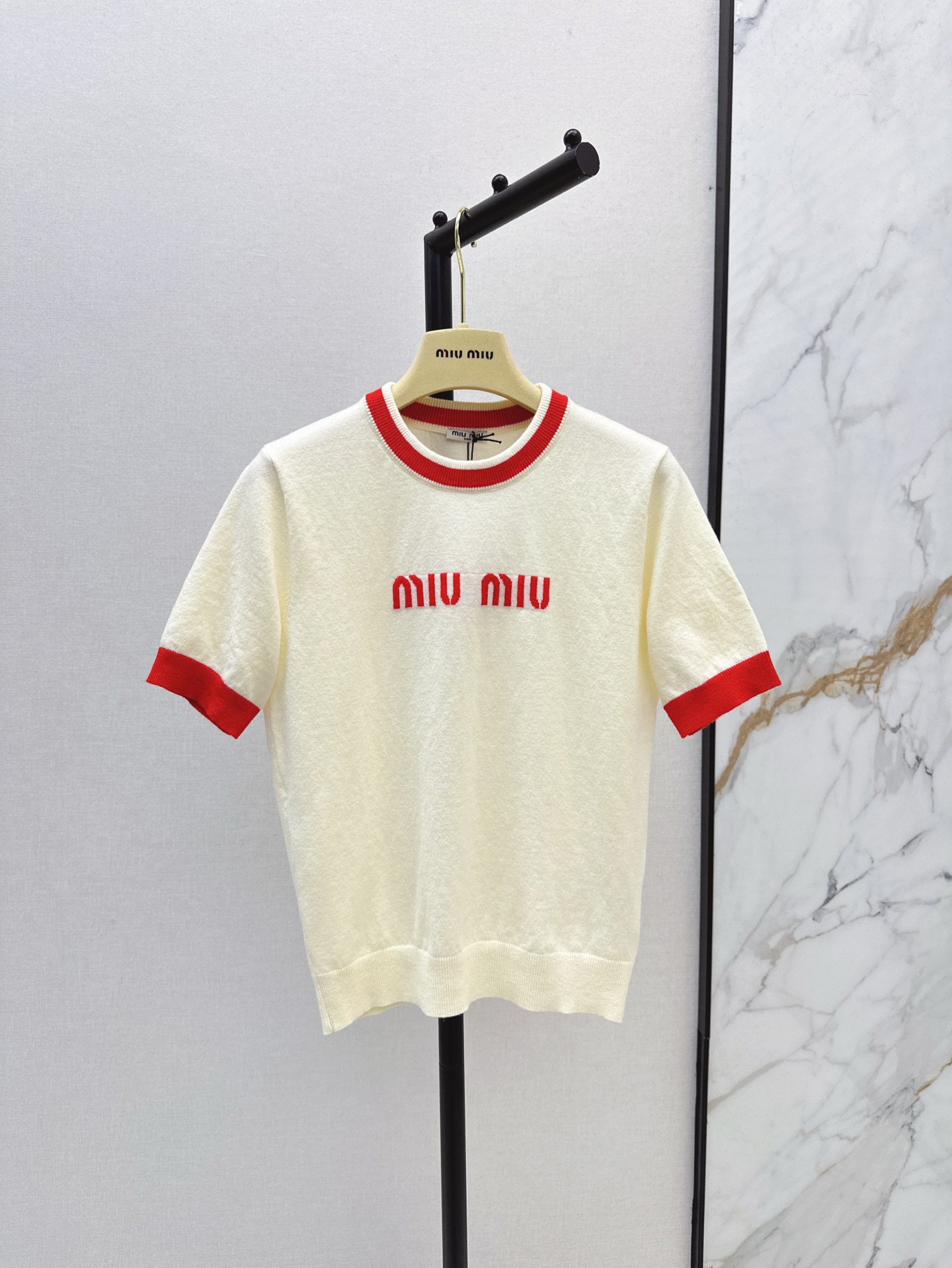 NO:308533,Miu 25Ss———The latest knitted wool short-sleeved sweater in spring and summer has a delicate and soft texture, a classic age-reducing product!  Three-dimensional logo letter design is fashionable and handsome, the style is not picky, the upper body looks huge and slim, the perfect item that is a must-have for white and rich beauty. Two-color spot sml 8,,miumiu,T-shirt,alexander wang19860909Miu 25Ss————春夏最新款针织羊毛短袖针织衫质感细腻软糯 经典减龄单品！立体Logo字母设计时髦又帅气 版型不挑人上身巨显瘦 白富美必收的完美单品 两色现货发售sml 8,,miumiu,T-shirt,alexander wang,Women's clothing