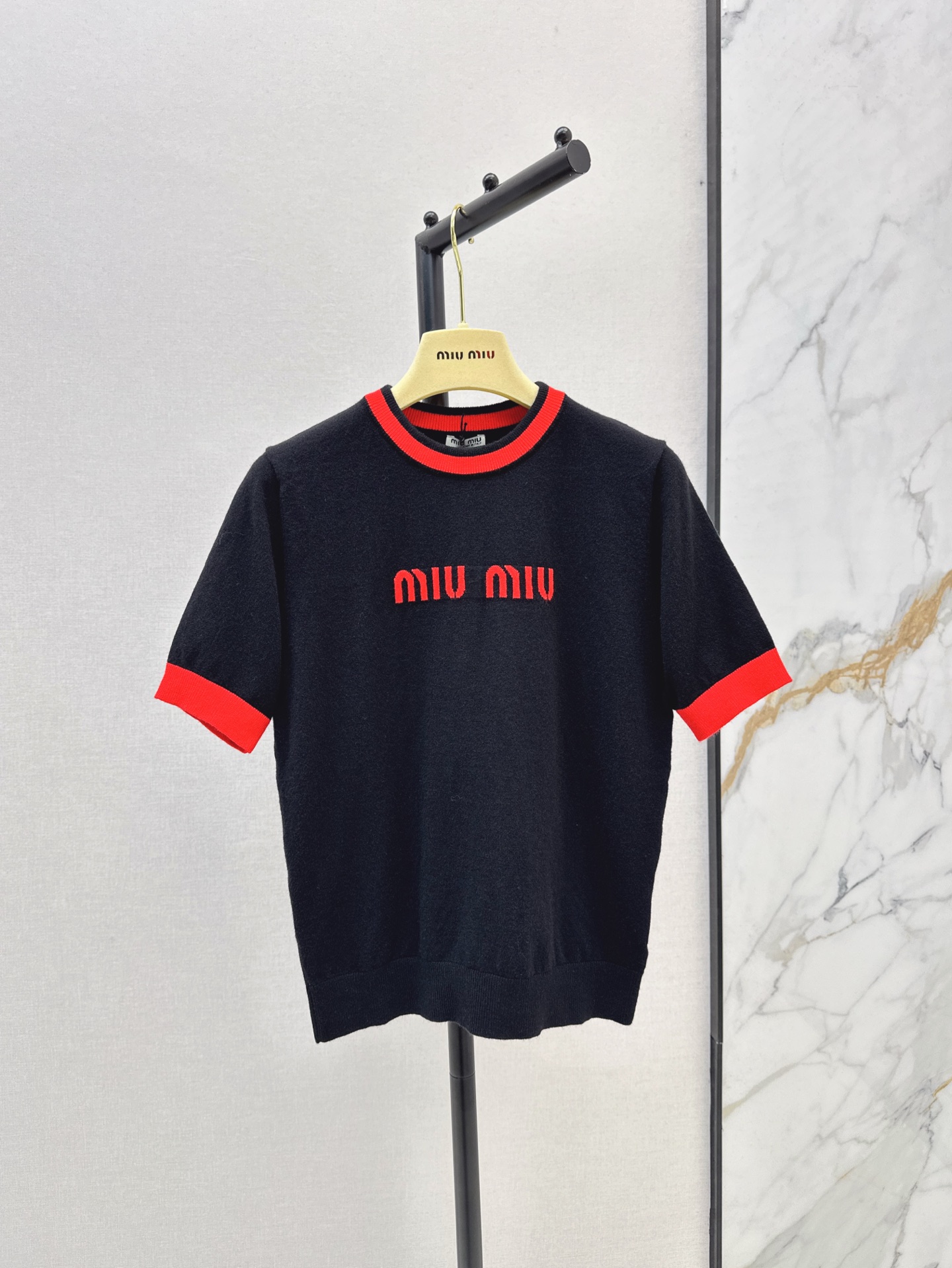 NO:308536,Miu 25Ss———The latest knitted wool short-sleeved sweater in spring and summer has a delicate and soft texture, a classic age-reducing product!  Three-dimensional logo letter design is fashionable and handsome, the style is not picky, the upper body looks huge and slim, the perfect item that is a must-have for white and rich beauty. Two-color spot sml, miumiu, T-shirt, alexander wang19860909Miu 25Ss————春夏最新款针织羊毛短袖针织衫质感细腻软糯 经典减龄单品！立体Logo字母设计时髦又帅气 版型不挑人上身巨显瘦 白富美必收的完美单品 两色现货发售sml,,miumiu,T-shirt,alexander wang,Women's clothing