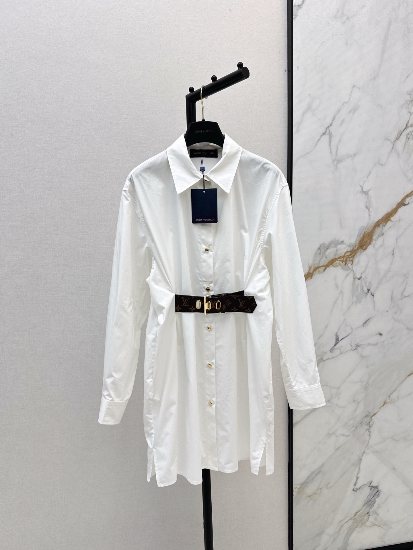 NO:308547,L Home 25Ss——————The latest presbyterian leather waist-covering long-sleeved shirt dress in early spring Lapel design Presbyterian leather belt is spliced ​​around the waist to create a waist-catching effect Easy to divide the body proportions, the upper body looks slim and covers the flesh, atmospheric and fashionable, sweet and salty, versatile, relaxed and cool, handsome and age-reducing girlish temperament Two colors are available for sale in stock,,louis vuitton, skirts, shirts, alexander wang19860909L家 25Ss————早春最新款老花皮革收腰长袖衬衫连衣裙 翻领设计 腰间拼接老花皮革腰带营造收腰效果 轻松分割完美比例身材 上身显瘦遮肉 大气时髦 可甜可咸元气百搭 轻松酷帅减龄的少女气质 两色现货发售sml,,louis vuitton,skirts,shirts,alexander wang,Women's clothing