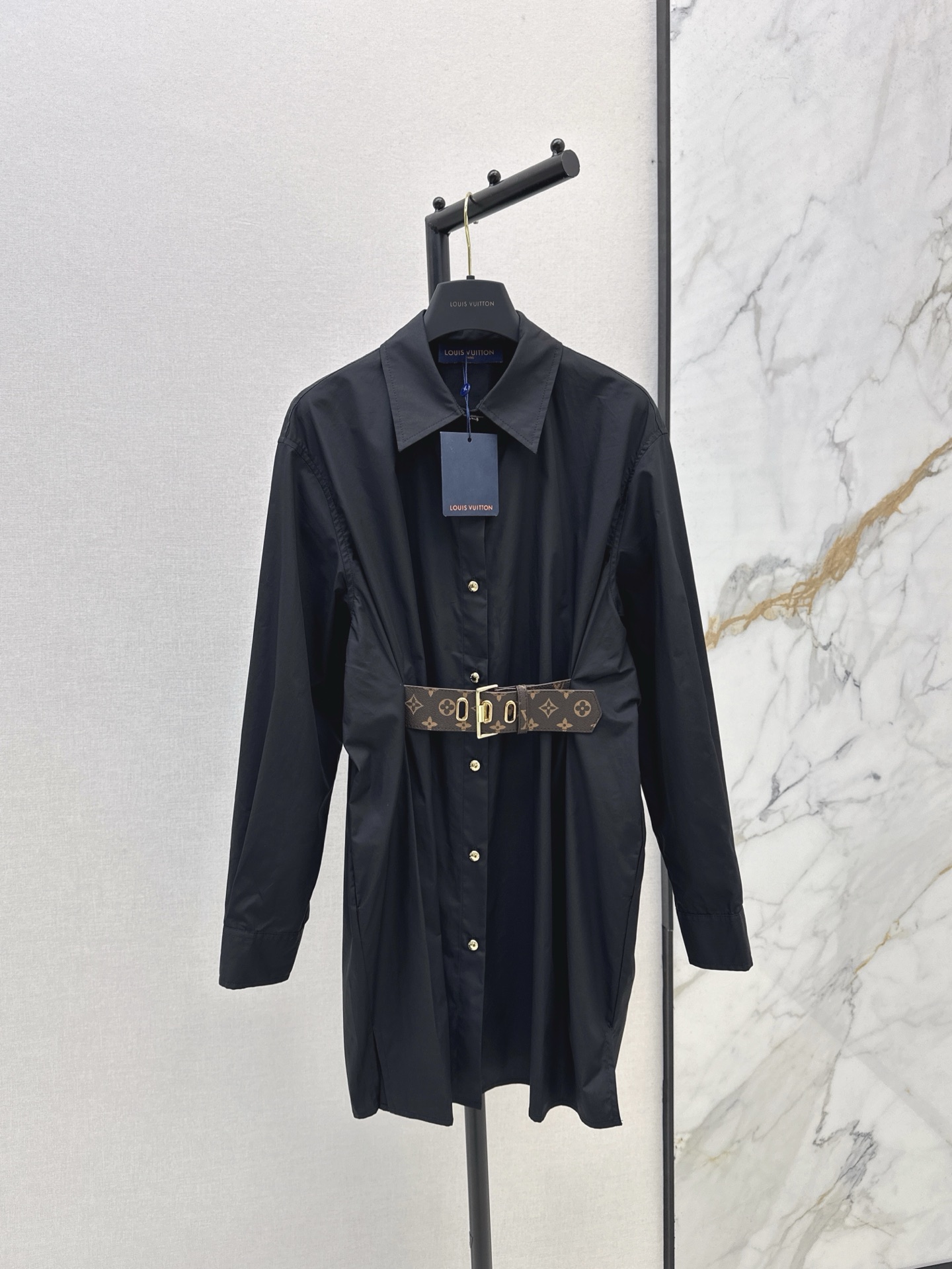 NO:308521,Home 25Ss——————The latest presbyterian leather waist-covering long-sleeved shirt dress in early spring Lapel design Presbyterian leather belt is spliced ​​around the waist to create a waist-catching effect Easy to divide the body proportions, the upper body looks slim and covers the flesh, atmospheric and fashionable, sweet and salty, versatile, relaxed and cool, handsome and age-reducing girlish temperament Two colors are available for sale in stock, Skirts, Shirts, Alexander wang19860909家 25Ss————早春最新款老花皮革收腰长袖衬衫连衣裙 翻领设计 腰间拼接老花皮革腰带营造收腰效果 轻松分割完美比例身材 上身显瘦遮肉 大气时髦 可甜可咸元气百搭 轻松酷帅减龄的少女气质 两色现货发售sml,,skirts,shirts,alexander wang,Women's clothing