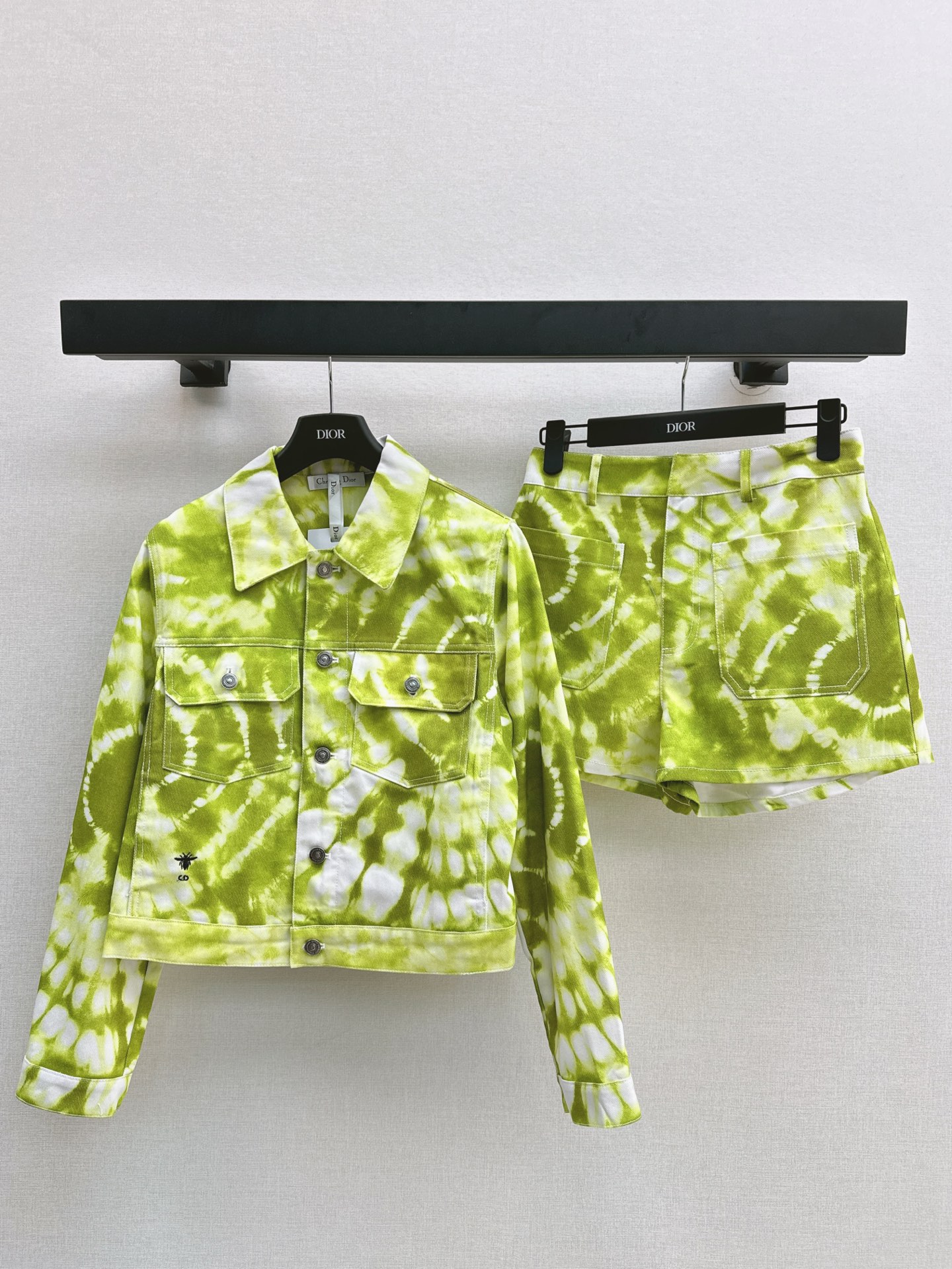 NO:308538,CD 25Ss—————The latest tie-dye denim series suit lapel jacket jacket   high-waist shorts. A set of top body and long legs. Tie-dye gradient washing process. Very suitable for summer matching. Customized logo buckle decoration. One set of two colors for sale in stock. SML, shorts, jackets & coats, jackets & coats, alexander wang19860909CD 25Ss————早春最新款扎染牛仔系列套装翻领夹克外套 高腰短裤 一套上身超拉大长腿 扎染渐变洗水工艺 非常适合夏天的搭配 定制的logo扣饰装饰 一套出 两色现货发售sml,,shorts,jackets & coats,jackets & coats,alexander wang,Women's clothing