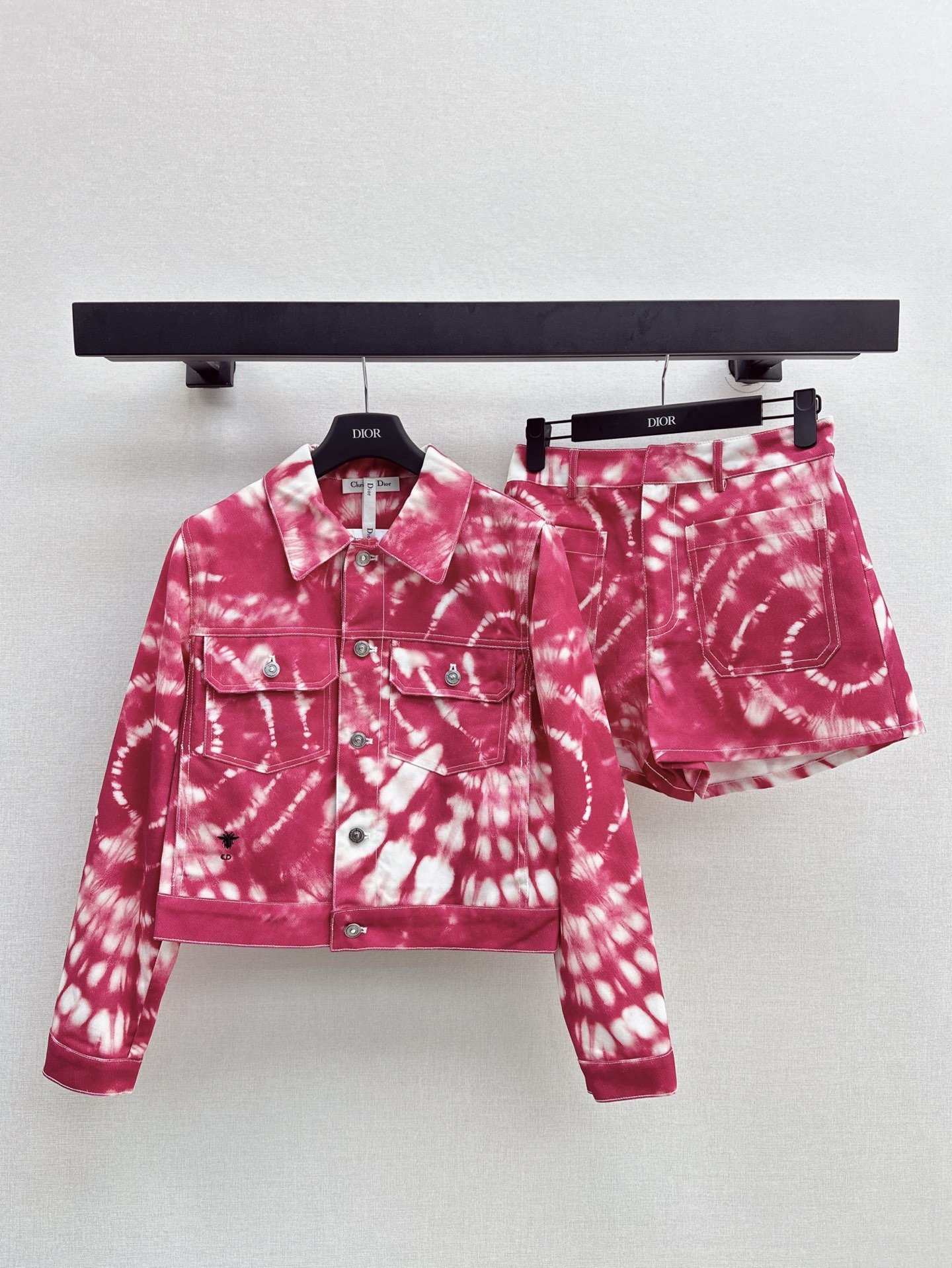 NO:308532,CD 25Ss—————The latest tie-dye denim series suit lapel jacket jacket   high-waist shorts A set of top body super stretched long legs Tie-dye gradient washing process Very suitable for summer matching Customized logo buckle decoration One set Two colors are available in stock sm, shorts, jackets & coats, jackets & coats, alexander wang19860909CD 25Ss————早春最新款扎染牛仔系列套装翻领夹克外套 高腰短裤 一套上身超拉大长腿 扎染渐变洗水工艺 非常适合夏天的搭配 定制的logo扣饰装饰 一套出 两色现货发售sm,,shorts,jackets & coats,jackets & coats,alexander wang,Women's clothing