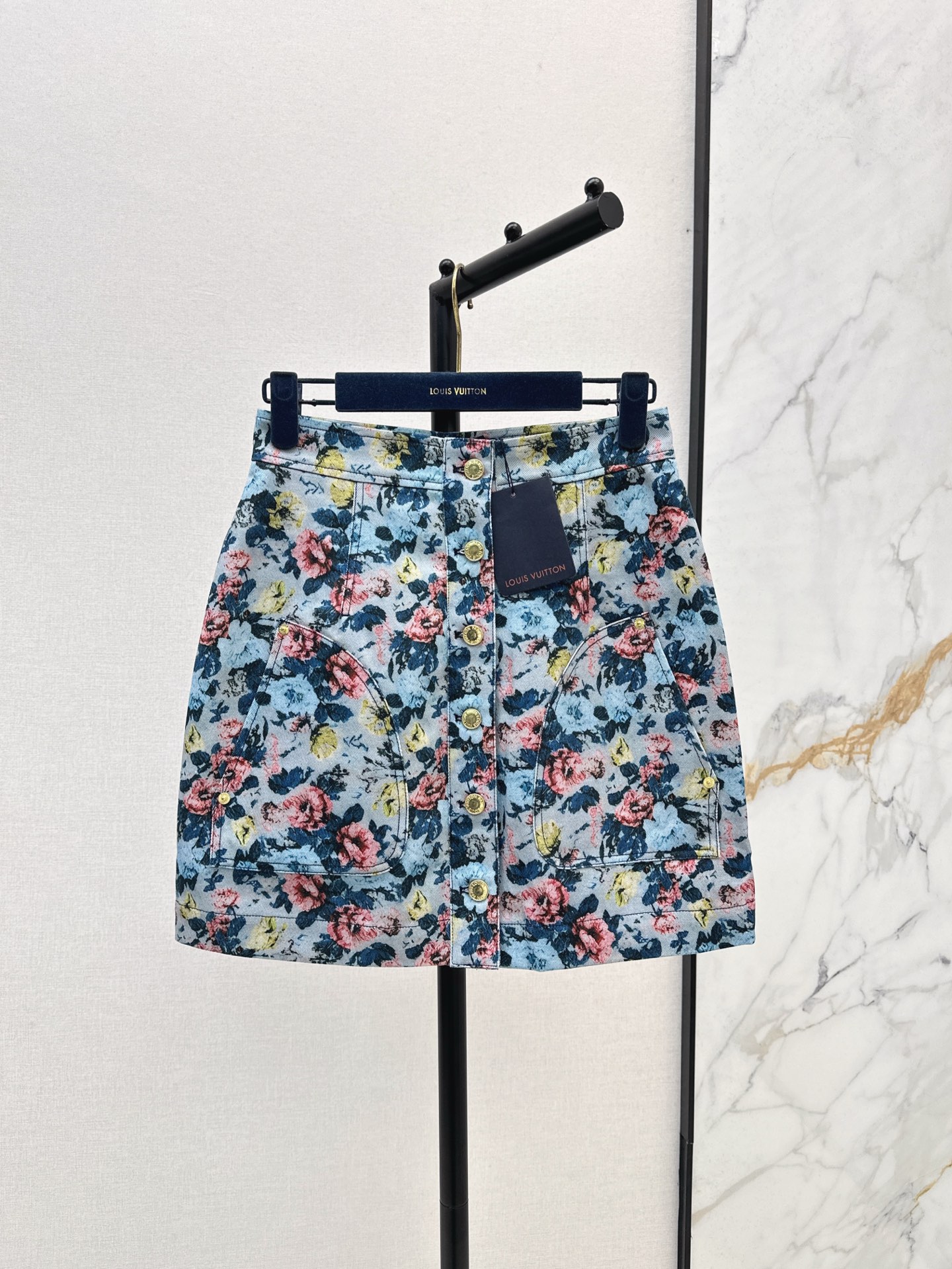 NO:308540,Half coat, dress home 25Ss—————The latest floral pattern jacquard series in early spring, a series of lapel short jackets   single-breasted skirts   vest dresses. A set of upper body to create a age-reducing temperament. Customized retro floral jacquard fabric. Deep V lapel jacket short jacket tailoring style. The upper body looks huge and slim. A series of super high-end one-color spot on sale. SML, skirts, jackets & coats, jackets & coats, alexander wang19860909外套半 连衣裙家 25Ss————早春最新款花卉图案提花系列一系列翻领短款夹克 单排扣短裙 背心连衣裙 一套上身打造减龄气质淑女 定制复古花卉提花面料 深V翻领夹克短款夹克剪裁版型 上身巨显瘦 一系列超高级 一色现货发售sml,,skirts,jackets & coats,jackets & coats,alexander wang,Women's clothing