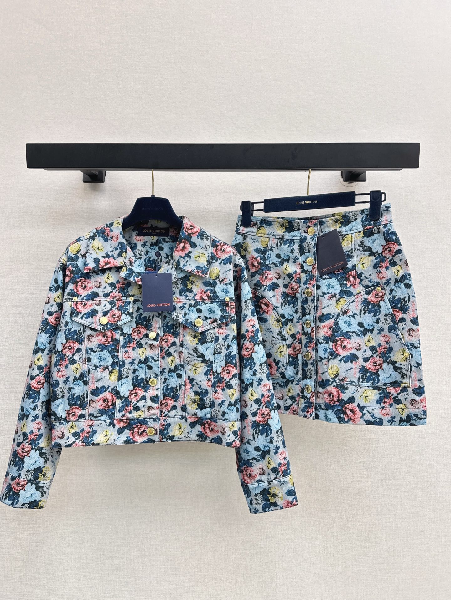 NO:308543,Jacket Home 25Ss——————The latest floral pattern jacquard series in early spring, a series of lapel short jackets   single-breasted skirts   vest dresses. A set of upper body to create a age-reducing temperament. Customized retro floral jacquard fabric. Deep V lapel jacket short jacket cut style. The upper body looks huge and slim. A series of super high-end one-color spot shipment, skirts, jackets & coats, jackets & coats, alexander wang19860909外套家 25Ss————早春最新款花卉图案提花系列一系列翻领短款夹克 单排扣短裙 背心连衣裙 一套上身打造减龄气质淑女 定制复古花卉提花面料 深V翻领夹克短款夹克剪裁版型 上身巨显瘦 一系列超高级 一色现货发,,skirts,jackets & coats,jackets & coats,alexander wang,Women's clothing