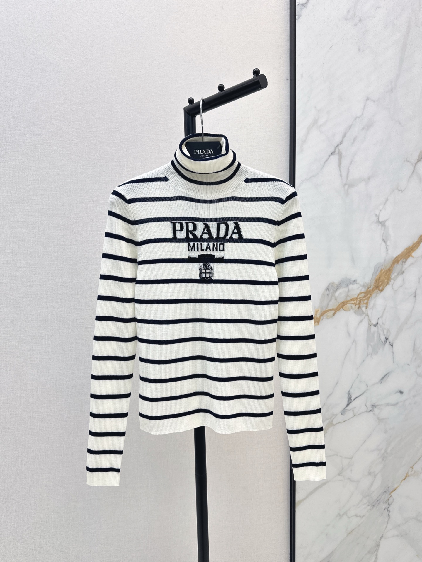 NO:308546,Exclusive model ~~ PD 25Ss————The latest high-end high-neck striped knitted base shirt in early spring, the most common basic series of high-quality appearance ~ versatile models that are essential for people. The wrapping elasticity is first-class. Soul products~ One-size spot sml, alexander wang19860909独家款～～ PD 25Ss————早春最新款高领条纹针织打底衫高颜值最日常的基础系列 ～人手必备的百搭款 包裹性回弹性都是一流的 灵魂单品～ 一色现货发售sml,,alexander wang,Women's clothing