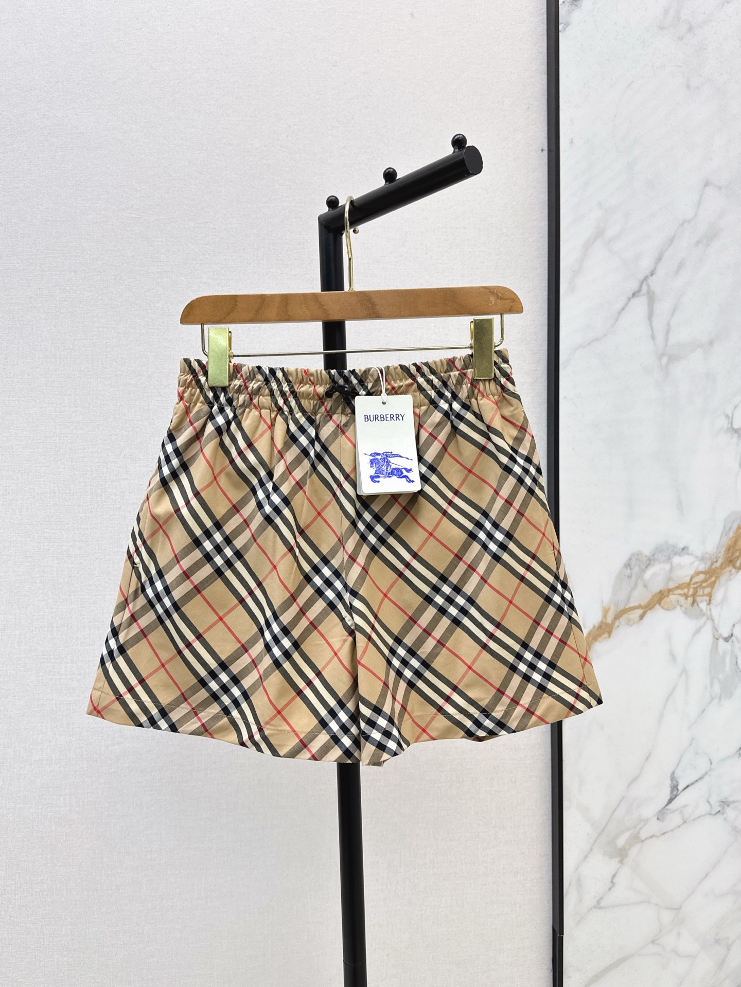 NO:308531,Exclusive first launch Bur 25Ss————The latest classic plaid casual shorts in spring and summer are not picky, handsome and fashionable, the back pocket is decorated with equestrian knight logo embroidery and low-key luxury, imported fabric is light and delicate, classic elastic waist style, versatile body looks slim and tall, one-color spot on sale, sml, burberry, shorts, alexander wang19860909独家首发 Bur 25Ss————春夏最新款经典格纹休闲小短裤不挑人版型帅气又时髦 后袋饰有马术骑士徽标贴花刺绣低调奢华 进口面料质感轻盈细腻 经典松紧腰版型 百搭上身显瘦又高挑 一色现货发售sml,,burberry,shorts,alexander wang,Women's clothing