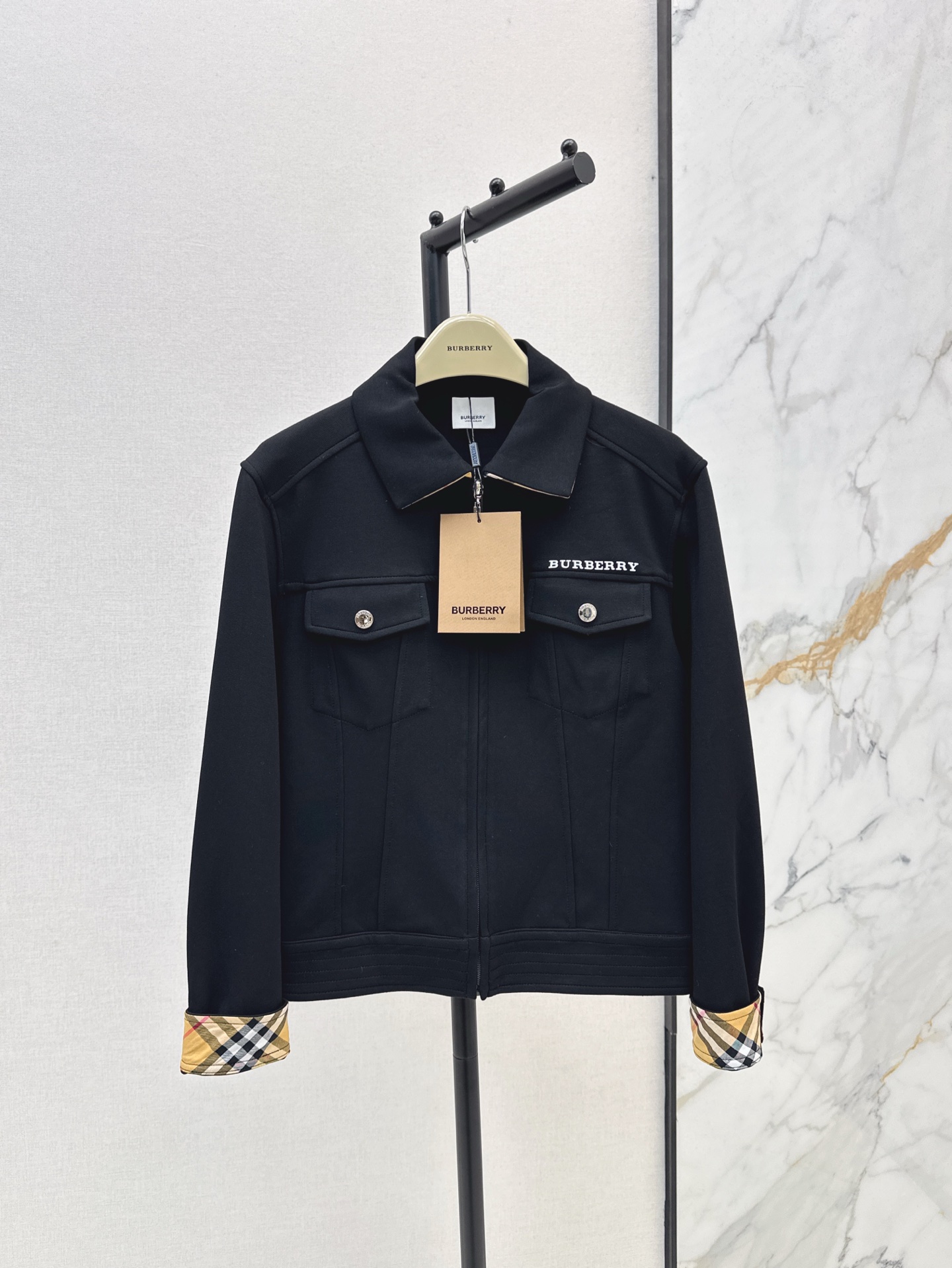 NO:308519,Retro temperament Bur 25Ss————The latest retro plaid stitched jacket jacket in early spring, with a retro fashionable feel. The style is a small short baseball uniform design. All figures are easy to control. It is easy to make it look taller. It is OK to match pants or skirts. It is available in stock. SML, burberry, skirts, jackets & coats, jackets & coats, alexander wang19860909复古气质 Bur 25Ss———早春最新款复古格纹拼接夹克小外套 自带复古的时髦感 版型是小短款棒球服设计 各种身材都很好驾驭 轻松显高 搭配裤子或者半裙都OK 一呃呃现货发售sml,,burberry,skirts,jackets & coats,jackets & coats,alexander wang,Women's clothing