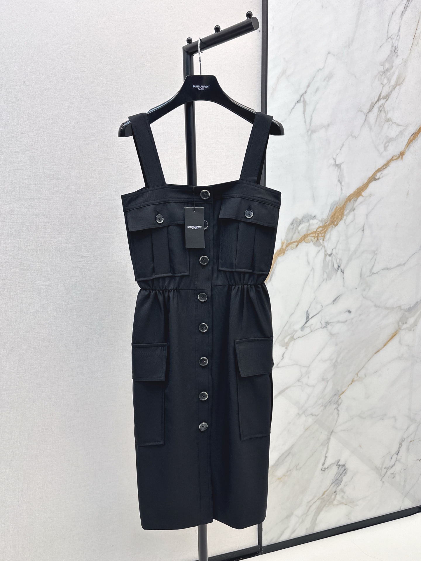 NO:308516,Recommended hot products SLP 25Ss———The latest spring and summer work style suspender strapless dress with cool and handsome high-end items. Single-breasted elastic waist-tight style is not picky. Casual, fashionable and handsome, white and rich and beautiful must be sold in stock. SML, loro piano, skirts, alexander wang19860909爆款推荐 SLP 25Ss———春夏最新款工装风吊带抹胸连衣裙潇洒帅气的高级单品 单排扣松紧收腰的版型不挑人 休闲时髦又帅气白富美必备 一现货发售sml,,loro piana,skirts,alexander wang,Women's clothing