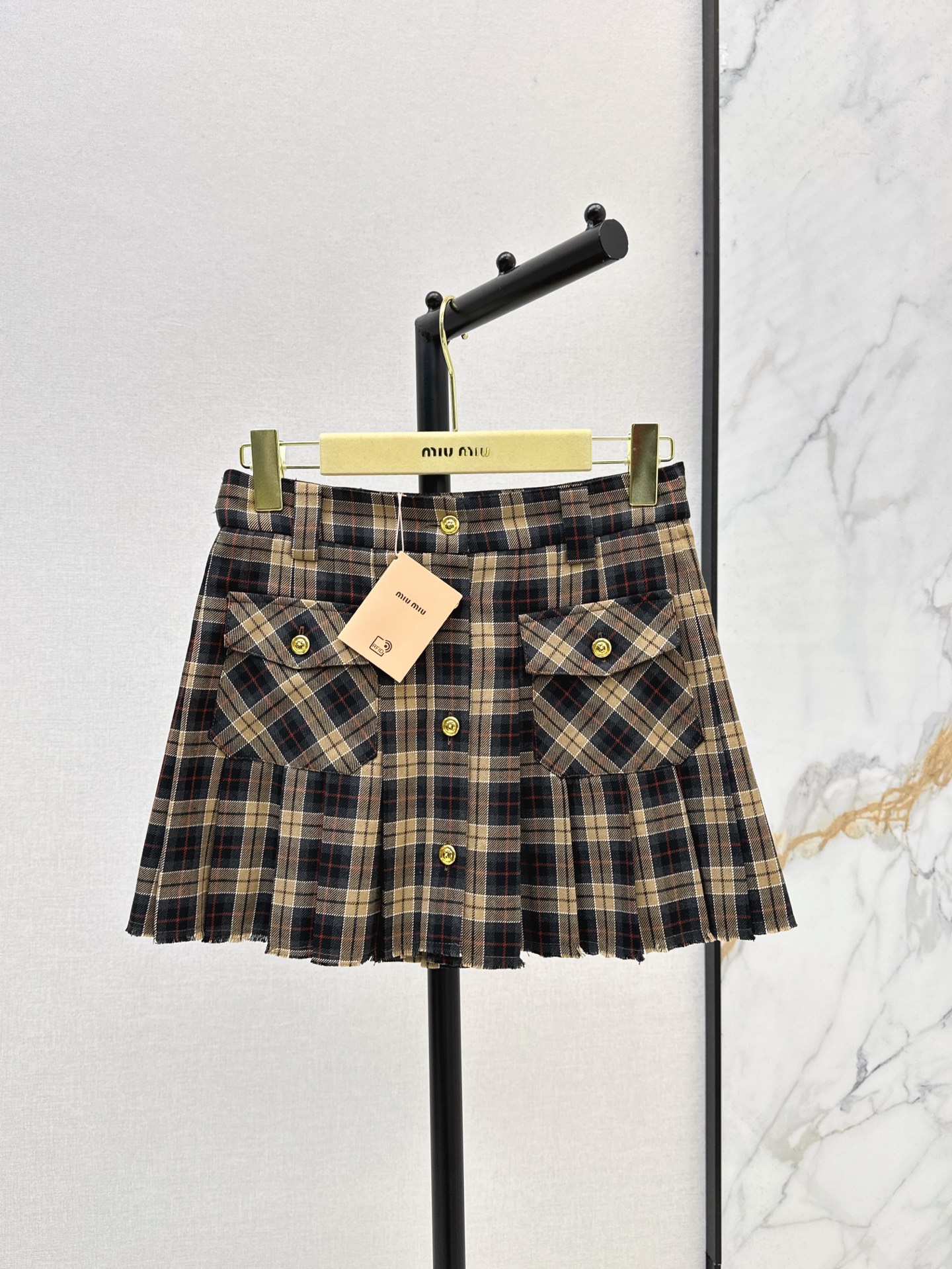 NO:308502,The first release of jacket and skirt Miu 25Ss———The latest English college style suit for spring and summer, small short jacket   pleated skirt, both look good on the outer layer, customized plaid fabric, classic style of temperament lapel, sweet and salty, age-reducing girlish style, fashionable essence must be included, A and cool, stacking artifacts look good no matter how you match it, recommended a set of matching, two-color split development, spot-on sml,,miumiu, skirts, jackets & coats,alexander wang19860909外套半裙首发 Miu 25Ss————春夏最新款英格兰学院风套装小短款外套 压褶半裙 外搭叠穿都好看 定制格纹面料 气质翻领经典版型 可甜可盐减龄少女风 时髦精必入单品又A又飒 叠搭神器怎么搭都好看 推荐一套搭配 两色分开发 现货发售sml,,miumiu,skirts,jackets & coats,alexander wang,Women's clothing