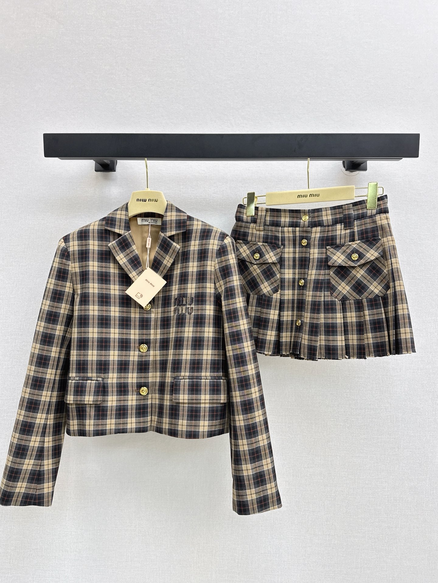 NO:308504,The first release of jacket and skirt Miu 25Ss———The latest English college style suit for spring and summer, small short jacket   pleated skirt, both look good on the outer layer, customized plaid fabric, classic style of temperament lapel, sweet and salty, age-reducing girlish style, fashionable essence must be included, A and cool, stacking artifacts look good no matter how you match it, recommended a set of matching, two colors to develop, spot-on sml, external,, miumiu, skirts, jackets & coats, alexander wang19860909外套半裙首发 Miu 25Ss————春夏最新款英格兰学院风套装小短款外套 压褶半裙 外搭叠穿都好看 定制格纹面料 气质翻领经典版型 可甜可盐减龄少女风 时髦精必入单品又A又飒 叠搭神器怎么搭都好看 推荐一套搭配 两色分开发 现货发售sml 外,,miumiu,skirts,jackets & coats,alexander wang,Women's clothing