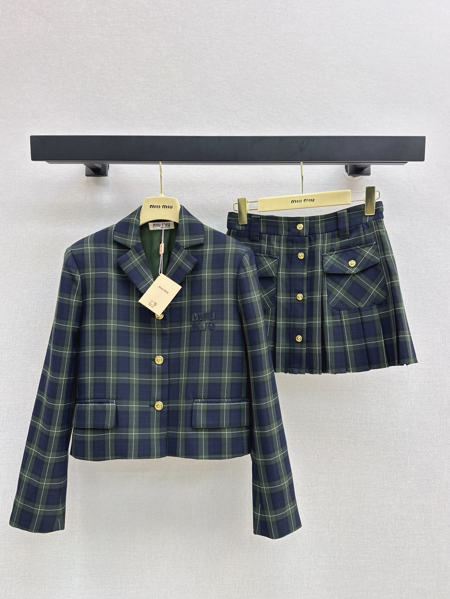 NO:308508,The first release of jacket and skirt Miu 25Ss———The latest English college style suit for spring and summer, small short jacket   pleated skirt, both look good on the outer layer, customized plaid fabric, classic style of temperament lapel, sweet and salty, age-reducing girlish style, fashionable essence must be included, A and cool, stacking artifacts look good no matter how you match it, recommended a set of matching, two-color split development, spot-on sml,,miumiu, skirts, jackets & coats,alexander wang19860909外套半裙首发 Miu 25Ss————春夏最新款英格兰学院风套装小短款外套 压褶半裙 外搭叠穿都好看 定制格纹面料 气质翻领经典版型 可甜可盐减龄少女风 时髦精必入单品又A又飒 叠搭神器怎么搭都好看 推荐一套搭配 两色分开发 现货发售sml,,miumiu,skirts,jackets & coats,alexander wang,Women's clothing