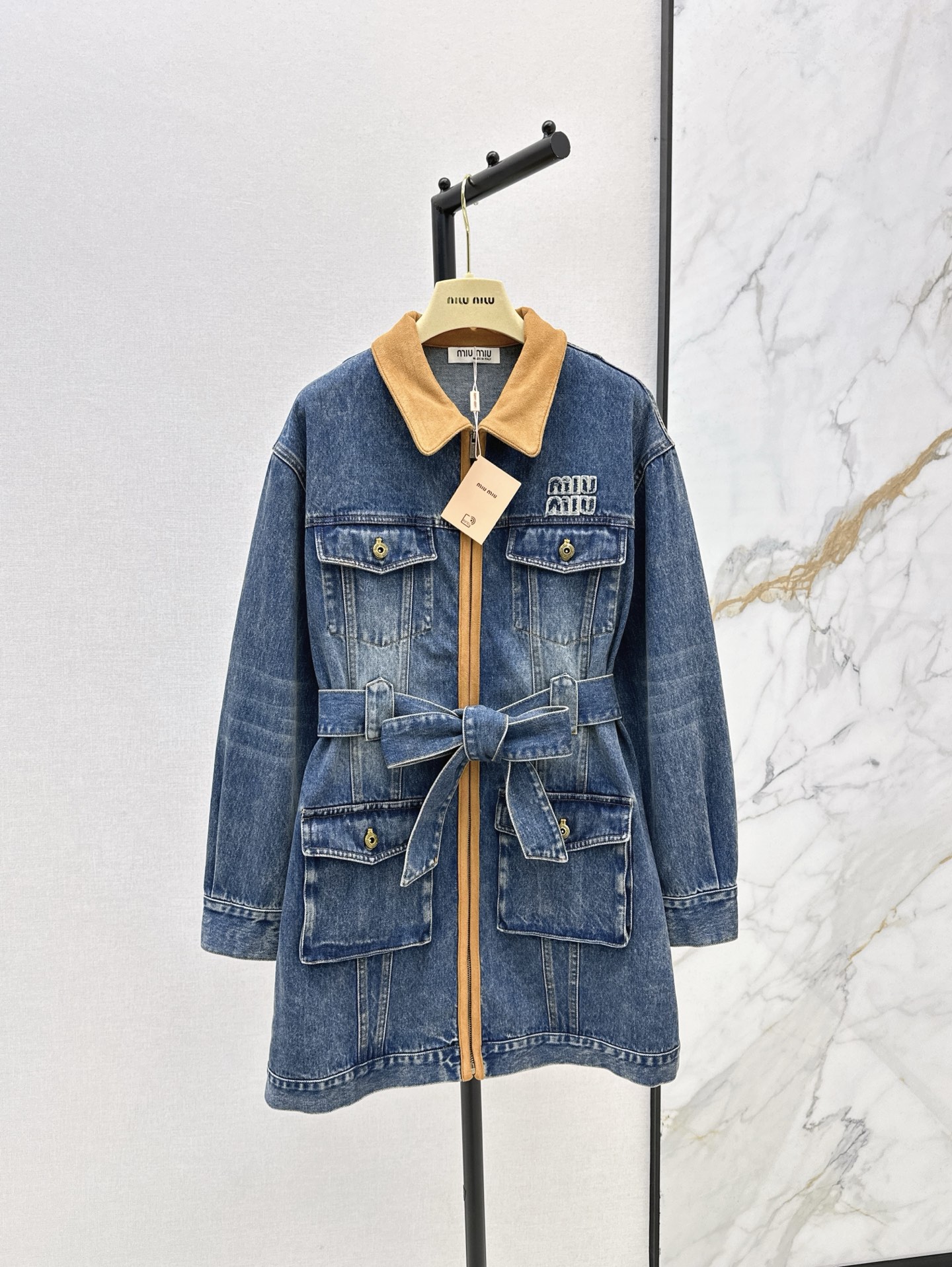 NO:308517,Exclusive Miu 25Ss————The latest model of early spring contrasting colors and denim dresses are fashionable and stylish. They can be worn on all occasions. They can be formal and casual. Lapel zipper design. They are decorated with belts and have high waistline split gold body proportions. They are made of denim fabric. The texture is very good and easy to manage. Very high-end. They are sold in stock, miumiu, skirts, gold, alexander wang19860909独家款 Miu 25Ss————早春最新款撞色搭配牛仔连衣裙时髦有型 各种场合都能穿 可正式可休闲 翻领拉链设计 搭配腰带装饰高腰线分割黄金身材比例 采用牛仔面料 质感很好又好打理 非常高级 一色现货发,,miumiu,skirts,gold,alexander wang,Women's clothing