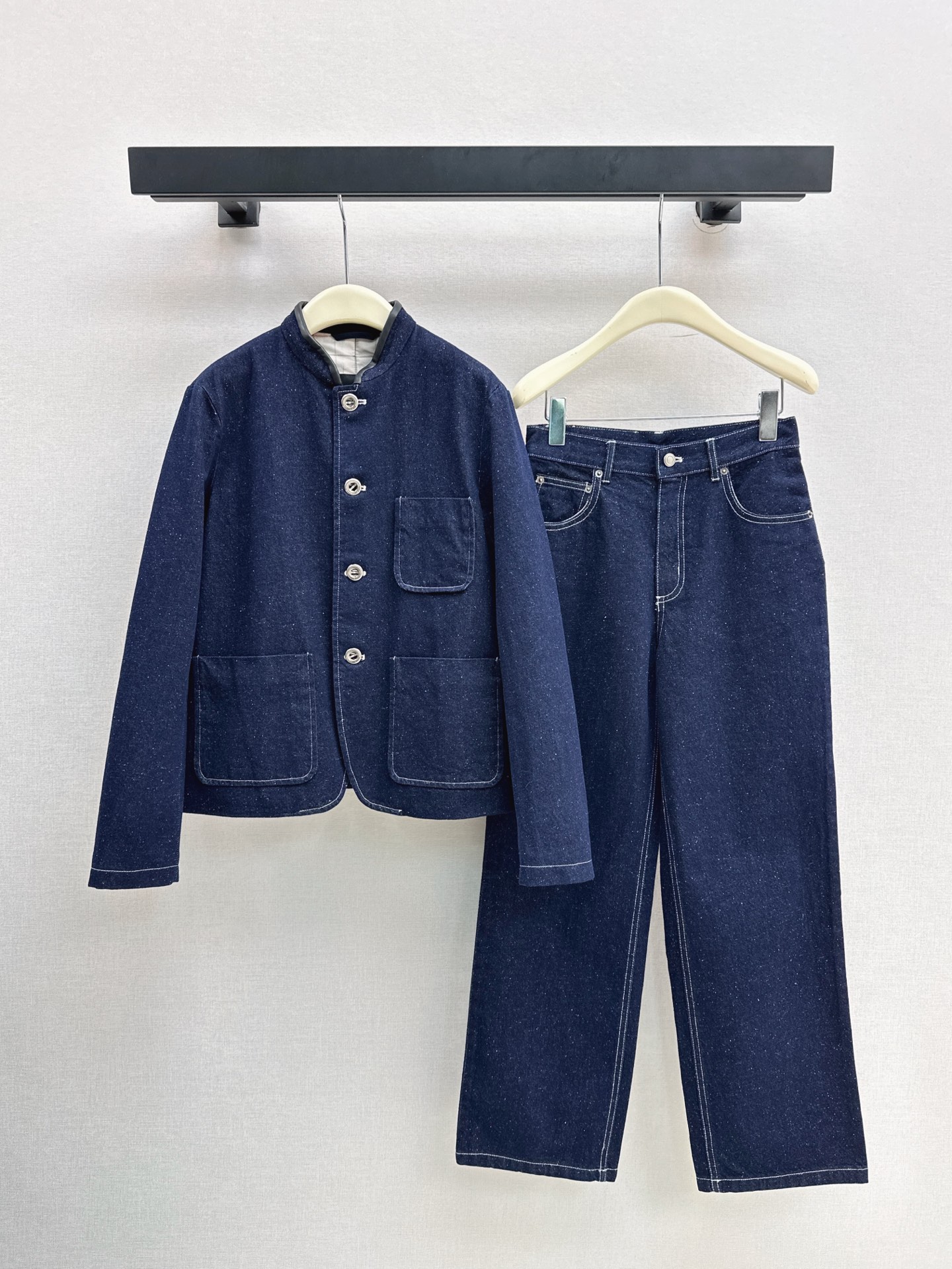 NO:308509,The old-fashioned style of jeans, LP 25Ss————The latest handsome denim suit, stand-alone jacket   straight jeans, very expensive but not handsome and fashionable. A very crisp and jean fabric   plaid lining, simple and high-end!  Three-dimensional tailoring upper body is capable, elegant and handsome. One-color split development. Sm, loro piano, jeans, jackets & coats, alexander wang19860909外牛仔裤老钱风穿搭 LP 25Ss————早春最新款帅气牛仔套装立领外套 直筒牛仔裤 贵气十足又不是帅气时髦感 挺括感很好的牛仔面料 格纹里衬 简洁高级！立体剪裁上身干练优雅又帅气 一色分开发 现货发售sm,,loro piana,jeans,jackets & coats,alexander wang,Women's clothing