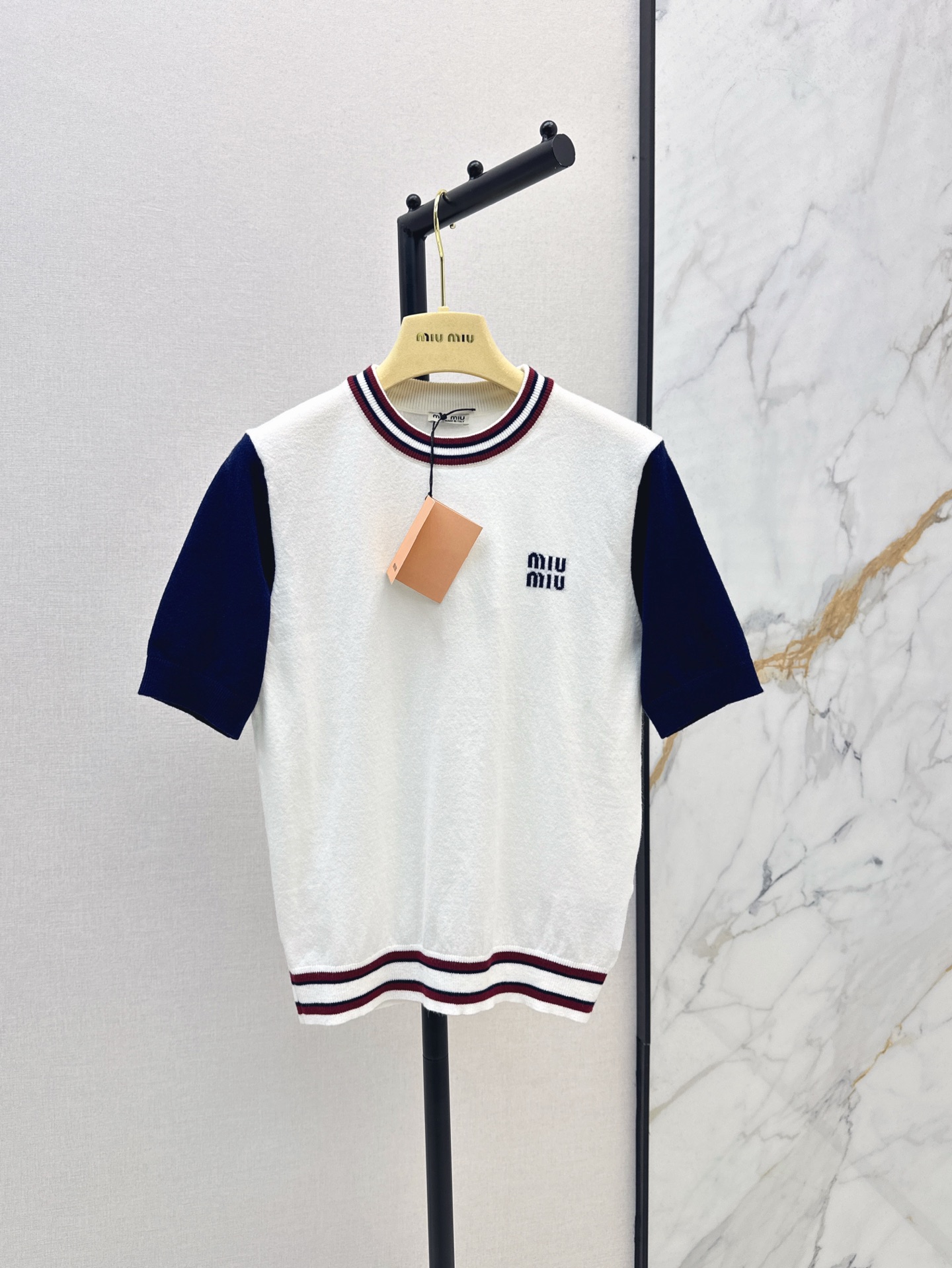 NO:309069,Miu 25Ss————The latest home color-blocking method for spring and summer knitted wool short-sleeved sweater with delicate texture and soft texture. Classic age-reducing items. Three-dimensional logo letter design is fashionable and handsome. The style is not picky about people's upper body and makes you look slim. The perfect item that is a must-have for white and rich beauty. Two-color spot sml 9,,miumiu,T-shirt,alexander wang19860909Miu 25Ss————春夏最新款家拼色做法针织羊毛短袖针织衫质感细腻软糯 经典减龄单品 立体Logo字母设计时髦又帅气 版型不挑人上身巨显瘦 白富美必收的完美单品 两色现货发售sml 9,,miumiu,T-shirt,alexander wang,Women's clothing