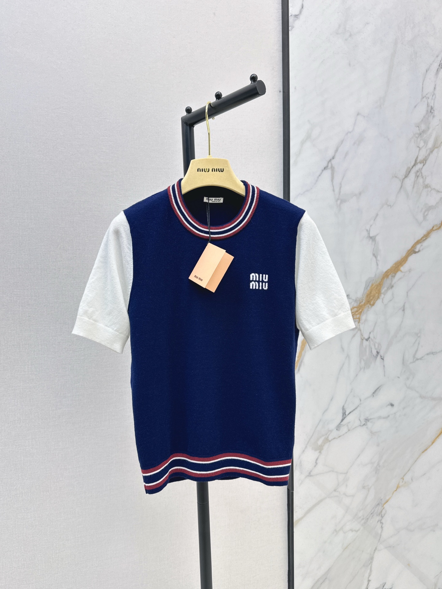 NO:309072,Miu 25Ss————The latest home color-blocking method for spring and summer knitted wool short-sleeved sweater with delicate texture and soft texture. Classic age-reducing items. Three-dimensional logo letter design is fashionable and handsome. The style is not picky about people's upper body and makes you look slim. The perfect item that is a must-have for white and rich beauty. Two colors are available in stock. Miumiu, T-shirt, alexander wang19860909Miu 25Ss————春夏最新款家拼色做法针织羊毛短袖针织衫质感细腻软糯 经典减龄单品 立体Logo字母设计时髦又帅气 版型不挑人上身巨显瘦 白富美必收的完美单品 两色现货发售s,,miumiu,T-shirt,alexander wang,Women's clothing