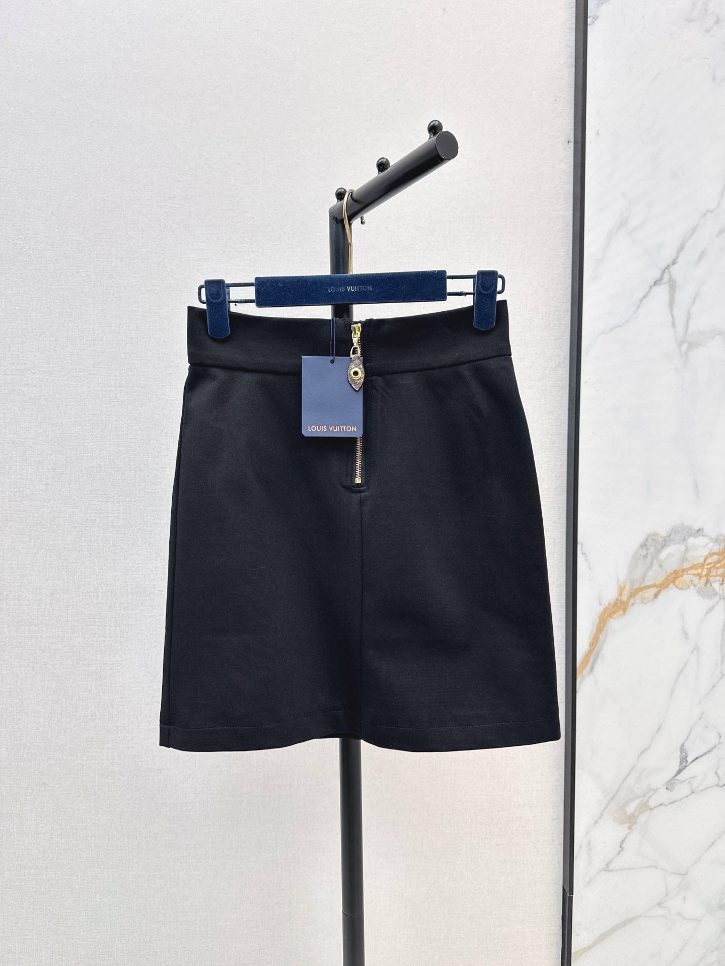 NO:309052,Jacket Skirt Home 25Ss————The latest spring and summer OL temperament suits, chain buckle suits   skirts Custom imported fine imitation wool material, textured and high-end three-dimensional cut curved suit, collarless single-row closure chain buckle, extraordinary chain printed round buckle details, the upper body shows perfect line feeling, high waist straight-tube style, zipper waist fit curve, add noble elegance, complete set matching, commuting and attending important occasions,, skirts, jackets & coats, business suit, alexander wang19860909外套 半裙家 25Ss————春夏最新款OL气质套装链扣西装 半裙 定制进口精仿羊毛材质 质感光泽高级 立体裁剪弧形西服 无领单排襟链扣的极简剪裁 不平凡的链条印刻圆扣细节 上身显示完美线条感 高腰直筒版型 拉链腰身贴合曲线 增添高贵优雅 成套搭配 通勤与出席重要场合,,skirts,jackets & coats,business suit,alexander wang,Women's clothing