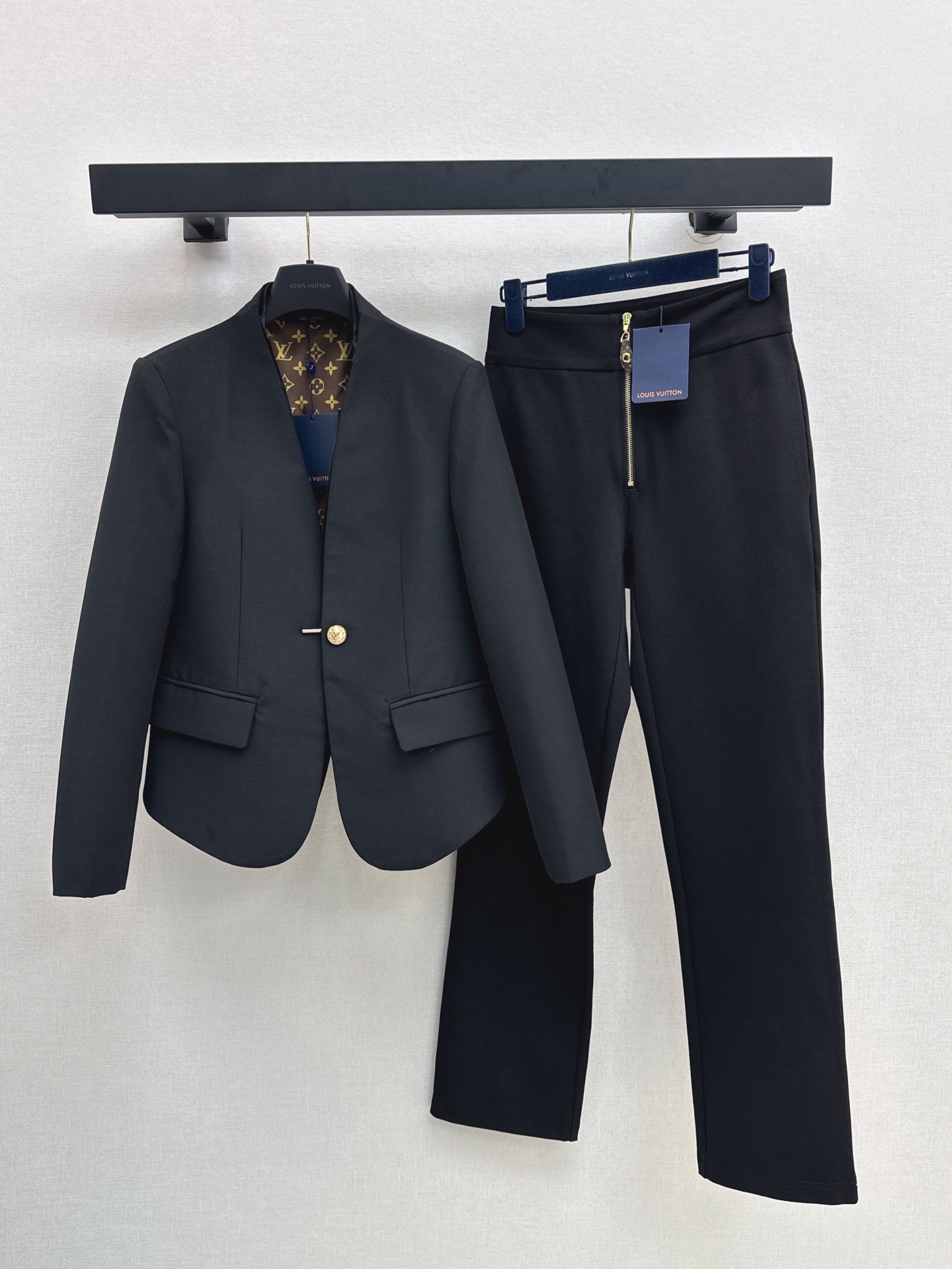 NO:309064,L Home 25Ss————The latest pocket elastic trousers in spring and summer. Imported elastic material. Thickness treatment. High elasticity and full texture. Stronger texture. Front zipper design. Symmetric three-dimensional pockets at the back hip. Reduce embellishment to make the overall look more neat and simple. Highlight elite temperament. Golden silky zippers and iconic leather buckle details. Let the shape retain the brand design. Straight fitting. Leg shape. Extend lines. Fashionable and elegant suitable for daily commuting. Dressing in an elegant and high-end style. SML is available in stock., louis vuitton, alexander wang.19860909L家 25Ss————春夏最新款口袋弹力长裤 进口弹力材质 厚度处理 高弹力同时质感满满 肌理更强 前侧拉链设计 后臀对称立体口袋 减少缀饰让整体观感更利落简洁 凸显精英气质 金色丝滑拉链和标志性皮扣细节 让造型保留品牌设计感 直筒版型 修饰腿形 拉长线条 洋气优雅适合日常通勤 穿搭出优雅高级风格 一色现货发售sml,,louis vuitton,alexander wang,Women's clothing