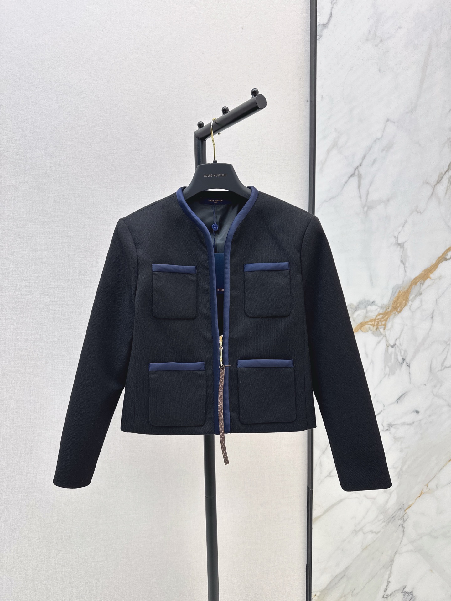 NO:309058,L Home 25Ss————The latest spring and summer round neck zipper pocket jacket custom imported fine imitation wool material, obvious texture, high-end texture, round neck dress jacket style, shoulder pad design fits the human body and makes the body look slender and upright. The front closure and upper edge of the pocket are lit up with three-dimensional hidden blue edges. The outline is interspersed on the large body and the plain black. The famous lady's style is perfectly interpreted by elegant intellectuals. The noble sense of presbyterian leather zipper buckles. The best choice for attending formal occasions. One-color spot sml,, louis vuitton, jackets & coats, alexander wang19860909L家 25Ss————春夏最新款圆领拉链口袋外套定制进口精仿羊毛材质 肌理明显 高级质感 圆领洋装外套版型 正肩垫肩设计贴合人体更显身姿纤细挺拔 前襟和口袋上缘以立体藏蓝色捆边点亮细节 勾勒轮廓穿插于大身素黑之上 名媛格调立显 完美演绎优雅知识分子 配合老花皮标拉链扣的贵气感 出席正式场合的不二之选 一色现货发售sml,,louis vuitton,jackets & coats,alexander wang,Women's clothing