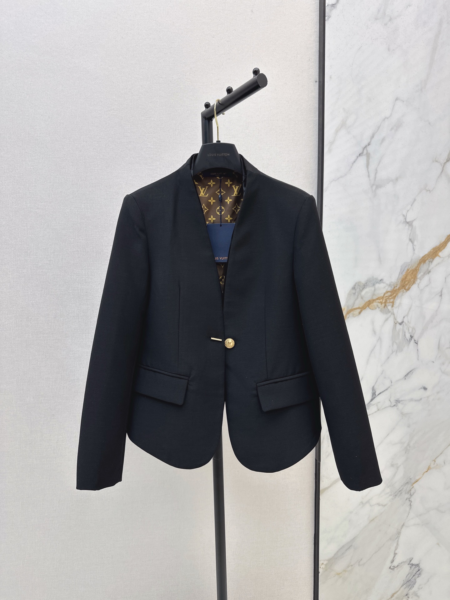 NO:309054,Jacket Skirt Home 25Ss————The latest OL temperament suits, chain buckle suits   skirts Custom imported fine imitation wool material, textured and high-end three-dimensional cut curved suit, collarless single-row closure chain buckle, extraordinary chain printed round buckle details, the upper body shows perfect line feeling, high waist straight-tube style, zipper waist fit curve, add noble elegance, complete set matching, commuting and attending important occasions,, skirts, jackets & coats, business suit, alexander wang19860909外套 半裙家 25Ss————春夏最新款OL气质套装链扣西装 半裙 定制进口精仿羊毛材质 质感光泽高级 立体裁剪弧形西服 无领单排襟链扣的极简剪裁 不平凡的链条印刻圆扣细节 上身显示完美线条感 高腰直筒版型 拉链腰身贴合曲线 增添高贵优雅 成套搭配 通勤与出席重要场合,,skirts,jackets & coats,business suit,alexander wang,Women's clothing