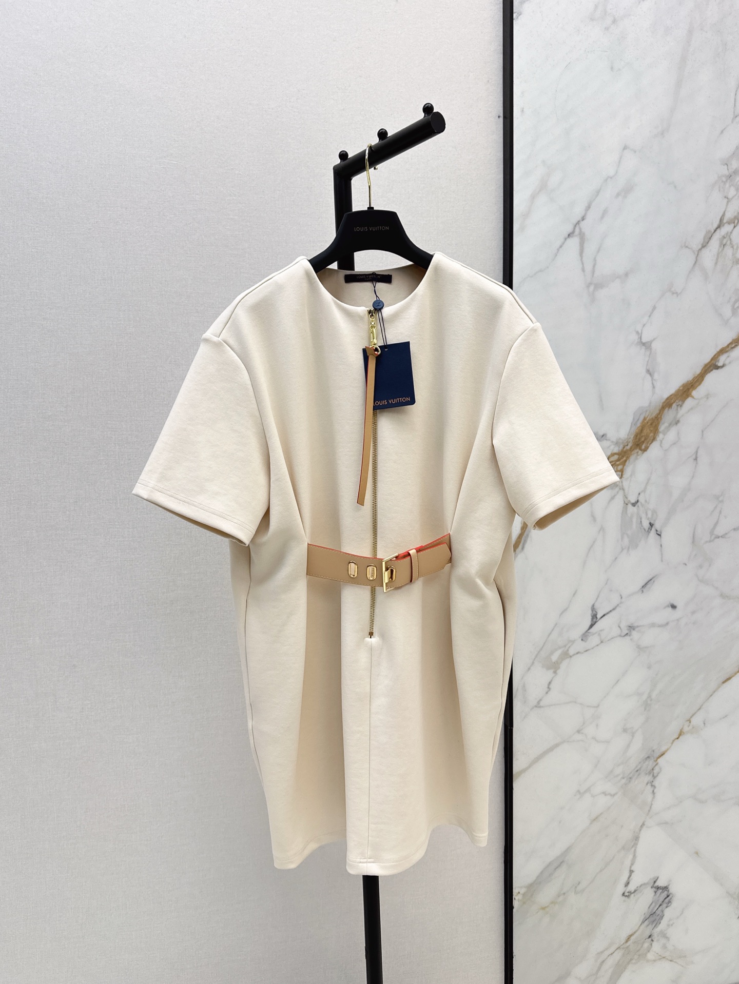 NO:309048,L Home 25Ss————The latest spring and summer casual belt short-sleeved dress custom twill air cotton material, high-end tailoring, crisp and stylish, half-pallet zipper dress style, loose and comfortable and adjustable, moderate length, skirts modify legs, easy to divide the upper and lower length, extremely tolerance to the figure, use the front leather belt to decorate, make the outfit comfortable without losing its exquisiteness, meet various needs for commuting and dating, two colors for sale sml,,louis vuitton, skirts, T-shirt, alexander wang19860909L家 25Ss————春夏最新款休闲腰带短袖连衣裙定制斜纹空气全棉材质 剪裁高级 挺括有型 半开襟拉链连衣裙版型 宽松舒适可调节 长度适中 裙摆修饰腿部 轻松划分上短下长好比例 对身材包容度极高 利用前侧皮质腰带装饰 让穿搭舒适而不失精致 满足通勤约会多种需求 两色发售sml,,louis vuitton,skirts,T-shirt,alexander wang,Women's clothing