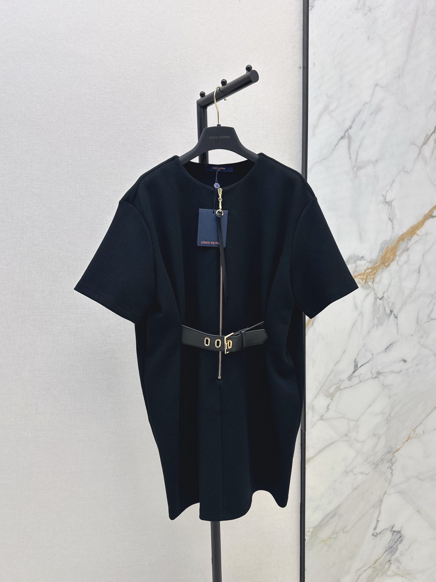 NO:309050,L Home 25Ss————The latest spring and summer casual belt short-sleeved dress custom twill air cotton material, high-end tailoring, crisp and stylish, half-pallet zipper dress style, loose and comfortable and adjustable, moderate length, skirts modify legs, easy to divide the upper and lower length, extremely tolerance to the figure, use the front leather belt to decorate, make the outfit comfortable without losing its exquisiteness, meet various needs for commuting and dating, two colors for sale sml 99290240,,louis vuitton, skirts, T-shirt, alexander wang19860909L家 25Ss————春夏最新款休闲腰带短袖连衣裙定制斜纹空气全棉材质 剪裁高级 挺括有型 半开襟拉链连衣裙版型 宽松舒适可调节 长度适中 裙摆修饰腿部 轻松划分上短下长好比例 对身材包容度极高 利用前侧皮质腰带装饰 让穿搭舒适而不失精致 满足通勤约会多种需求 两色发售sml 99290240,,louis vuitton,skirts,T-shirt,alexander wang,Women's clothing