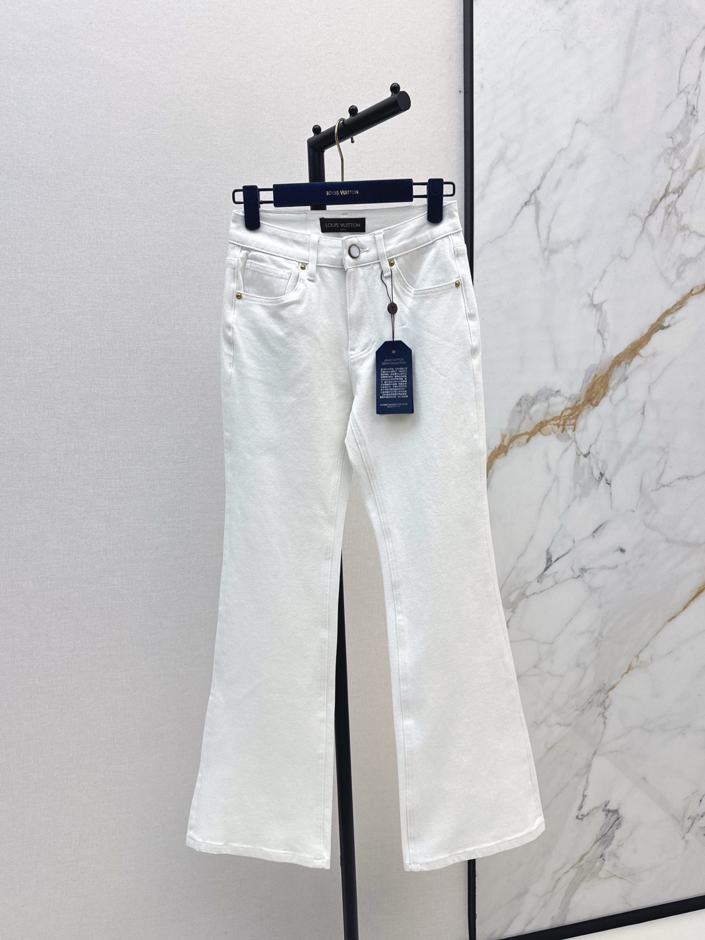 NO:309044,Super long legs L 25Ss—————The latest spring and summer back pocket logo decorates slightly flared jeans. The upper body is supermodel legs. The pants are slightly flared and cut. The upper body looks thin and long legs. More importantly, all kinds of versatile. It is absolutely easy to wear and match. The fabric is elastic and very comfortable. Invincible wearing experience. Three colors are available in stock. Smlxlxxl,,louis vuitton,jeans,alexander wang19860909超显腿长 L家 25Ss————春夏最新款后背口袋logo装饰微喇牛仔裤 上身就是超模腿 裤型是微喇剪裁 上身显得腿又细又长 更重要的是各种百搭 绝对的好穿好搭配 面料带有弹性非常舒服 无敌穿着体验 三色现货发售smlxlxxl,,louis vuitton,jeans,alexander wang,Women's clothing