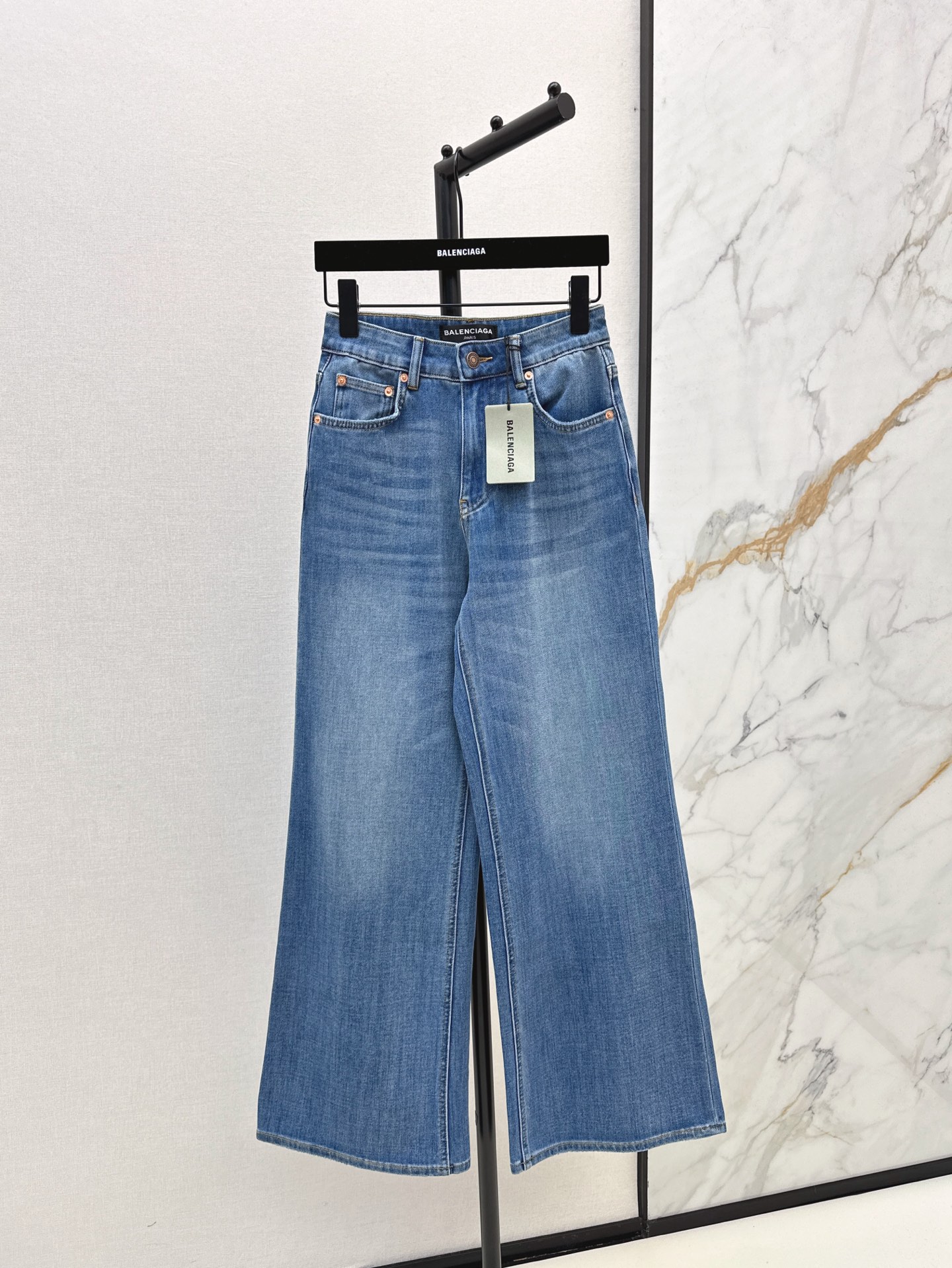 NO:309040,Bal 25Ss————The latest retro wash blue jeans in early spring. The straight-fitting style is really easy to wear. It covers the flesh in one second and makes it look taller. The style is very excellent. It uses imported elastic fabric. The upper body is very comfortable. It modifies the waistline and legs. It shows straight legs. The retro old wash blue color is very beautiful. A versatile series. It is available in stock. Smlxlxxl, jeans, alexander wang.19860909Bal 25Ss————早春最新款复古洗水蓝牛仔裤 直筒版型真是太好穿了 一秒遮肉又显高 版型很绝 采用进口的带有弹性面料 上身非常舒服 修饰腰线和腿型 显腿直 复古做旧洗水蓝颜色很好看 百搭系列 一色现货发售smlxlxxl,,jeans,alexander wang,Women's clothing