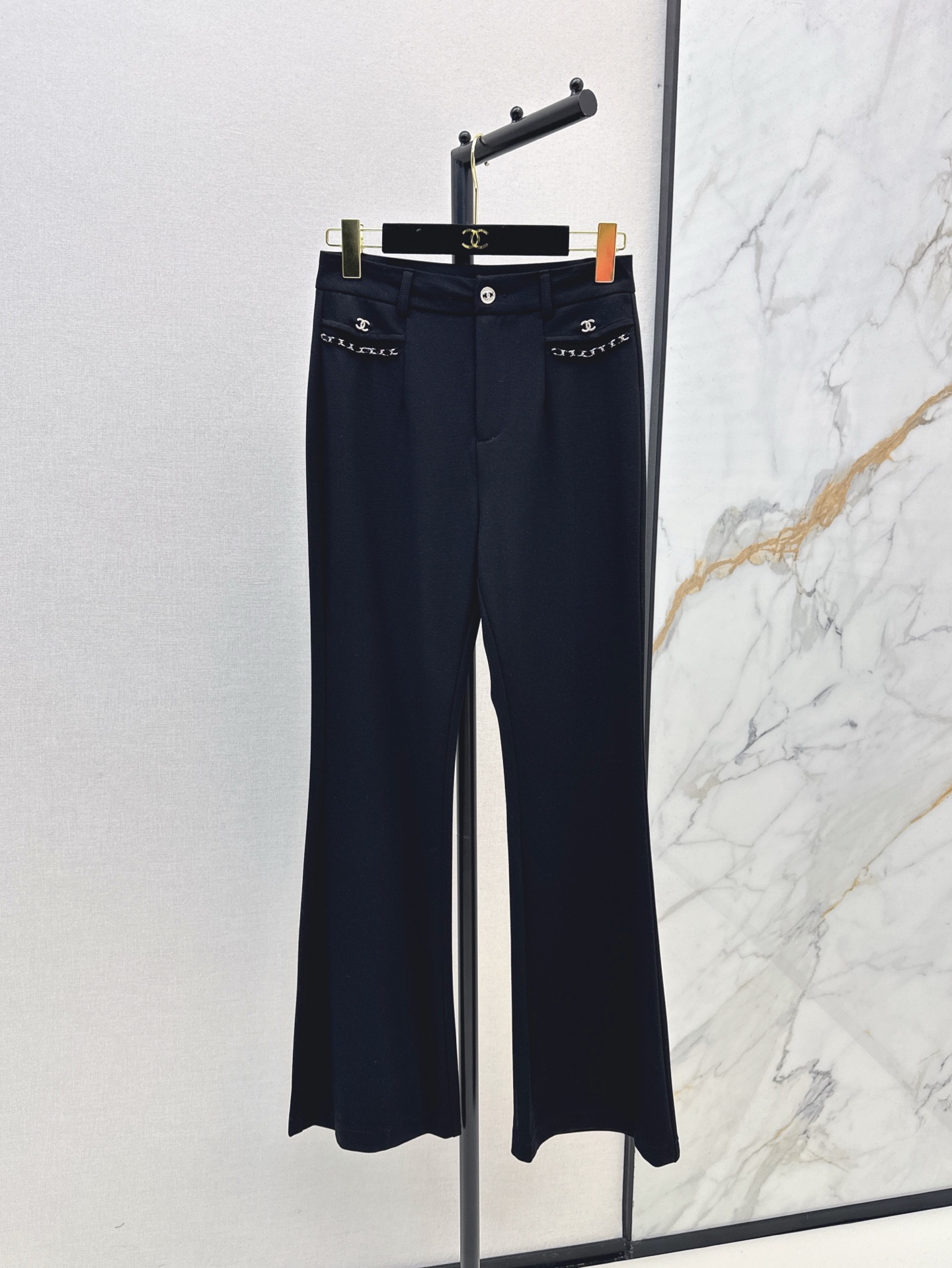 NO:309038,Long-legged artifact C home 25Ss————The latest style of chain decorative black pants in spring and summer. Flag-bottom pants that are not greasy for a long time. Various leg shapes are closed and the eyes are all about creating long legs. The style is really great. The fabric is thin elastic cotton. The upper body is very comfortable. It will not be tight or loose. One color is available in stock. Sm, Chanel, alexander wang19860909长腿神器 C家 25Ss————春夏最新款链条装饰喇叭小黑裤 久穿不腻的喇叭裤 各种腿型闭眼入 打造长腿全靠它 版型真的超好 面料是薄款弹性棉 上身很舒服 不会紧绷也不会松垮 一色现货发售sm,,chanel,alexander wang,Women's clothing