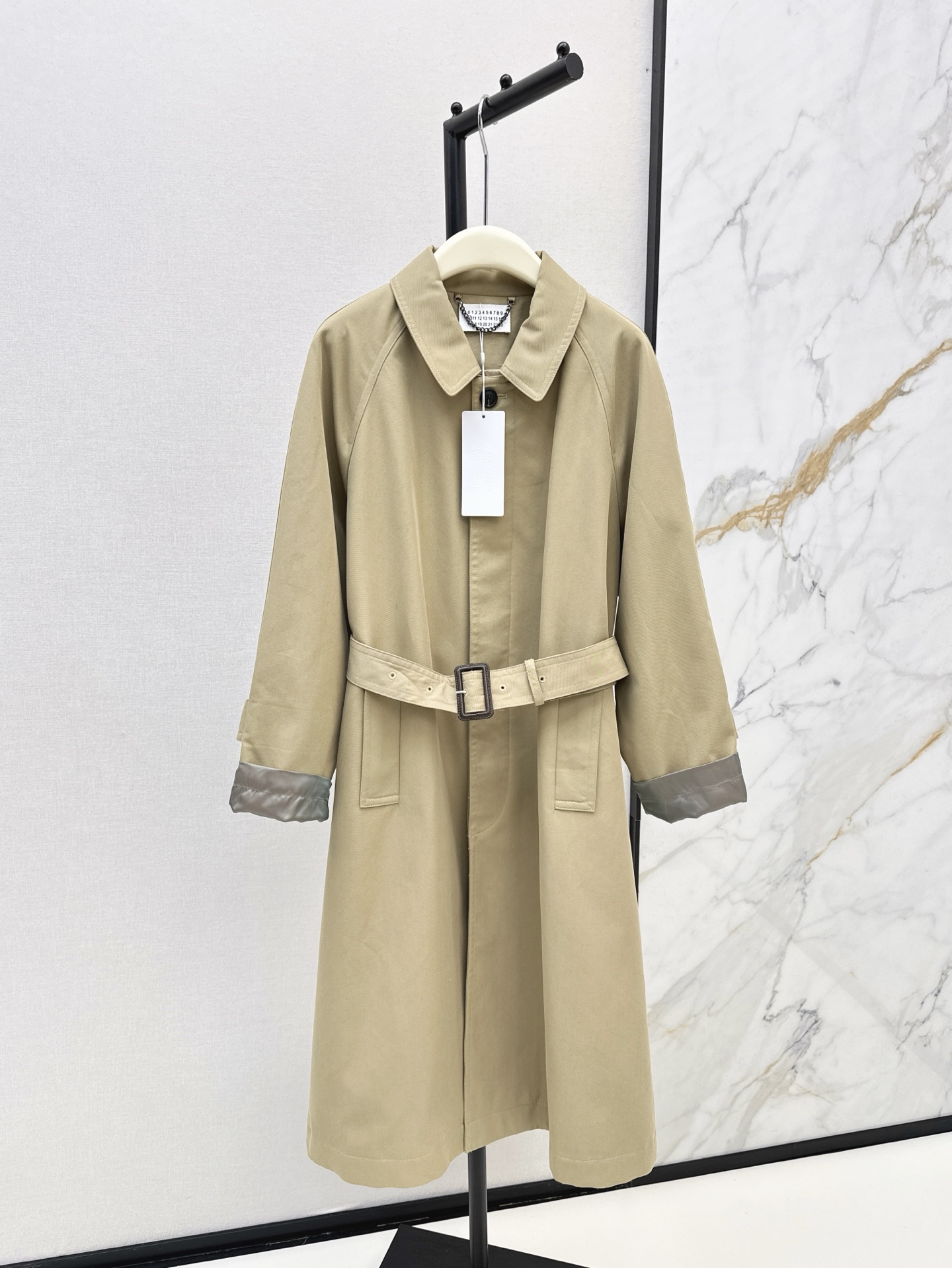 NO:309049,The season for wearing windbreaker is here Mm~6 25Ss————The latest long windbreaker jacket in spring and summer. Very recommended. A style that can be controlled by both tall, short, fat and thin. The upper body is very effective. Good. A design that combines elegance and heroic style. Custom windbreaker fabric. Sleeve splicing. One-color spot-on sml,, jackets & coats, alexander wang19860909穿风衣的季节来了 Mm～6 25Ss————春夏最新款长款风衣外套 很推荐 高矮胖瘦都能驾驭的版型 上身效果很好 好 优雅和英气相融合的一款设计 定制风衣面料 袖子拼接做法 一色现货发售sml,,jackets & coats,alexander wang,Women's clothing