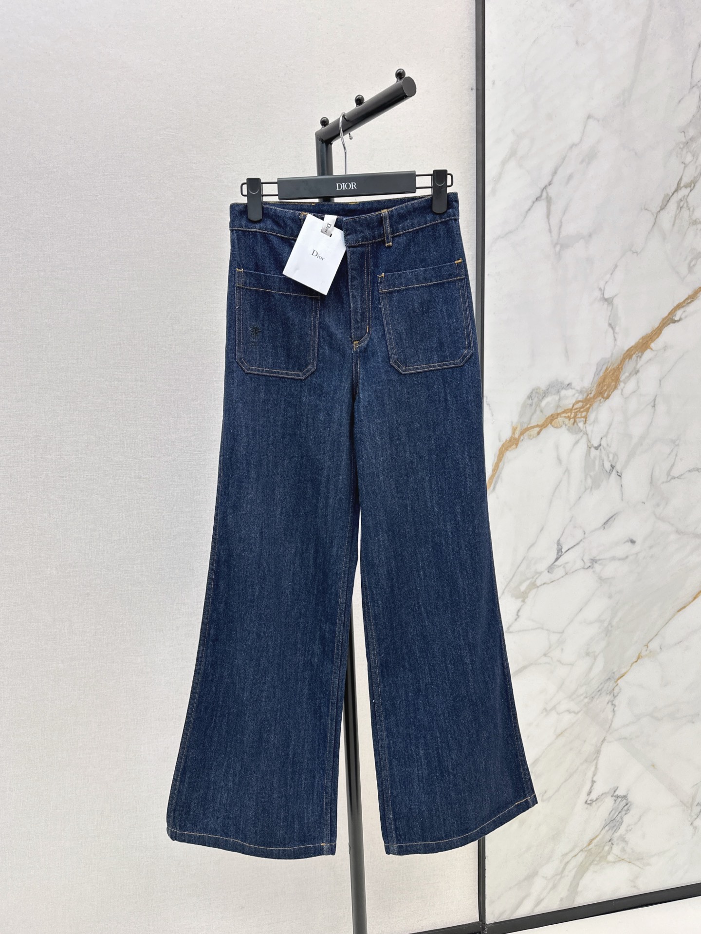 NO:309045,Exclusive model ~ CD 25Ss———The latest model of rear pocket letter embroidered straight jeans in autumn and winter, undoubtedly the most versatile pants. Straight-leg style, not picky legs, hide the flesh and look taller, easily cover the flesh on the legs, 100% practical wear rate, it looks very good no matter how you match it. SML is available in stock, jeans, alexander wang19860909独家款～ CD 25Ss————秋冬最新款后口袋字母刺绣直筒牛仔裤 无疑是最百搭的裤子了 直筒版型 不挑腿型 藏肉显高 轻松遮住腿部的肉肉 实穿率百分百 怎么搭配都很好看 一色现货发售sml,,jeans,alexander wang,Women's clothing