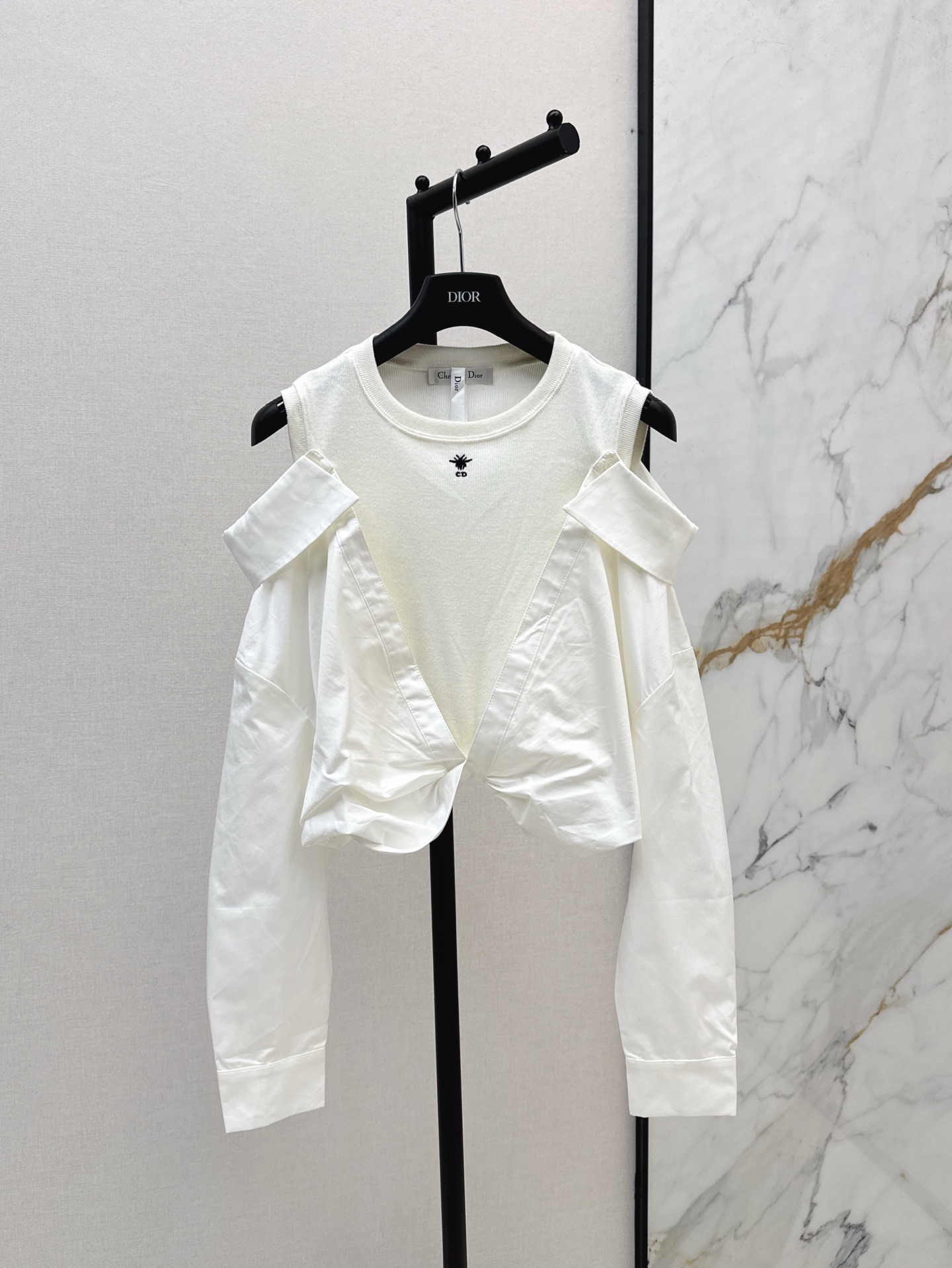 NO:309041,CD 25Ss——————The latest model of early spring new fake two-piece shirts, fake two-piece splicing technology, the shape is well controlled, the upper body realizes a relaxed and casual fashionable style, which is zero burden on any occasion. Wearing artifact. Two-color spot,,shirts,alexander wang19860909CD 25Ss————早春最新款新款假两件衬衫 假两件拼接工艺 廓形拿捏的相当到位 上身实现轻松又随性的时髦型格 任何场合都零负担的 穿搭神器 两色现货,,shirts,alexander wang,Women's clothing