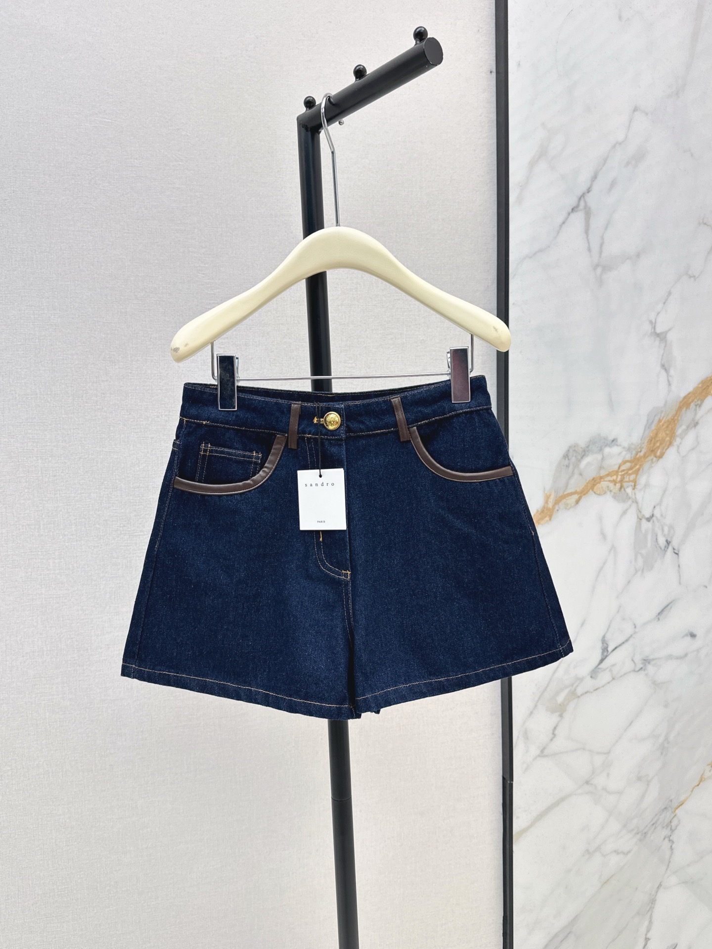 NO:309022,San~ 25Ss——————The latest model of early spring native blue denim high-waist shorts pu leather edge splicing method. Small A-style cut is tall and slim. Temperament celebrity style can be sweet or salty. Customized hardware buckle embellishment. Enzyme washing process. White and rich beauty must-have items. One-color spot sml, shorts, alexander wang.19860909San～ 25Ss————早春最新款原生蓝牛仔高腰短裤pu皮包边拼接做法 小A版型剪裁上身高挑显瘦 气质名媛风可甜可盐 定制五金扣缀饰 酵素洗水工艺 白富美必入单品 一色现货发售sml,,shorts,alexander wang,Women's clothing