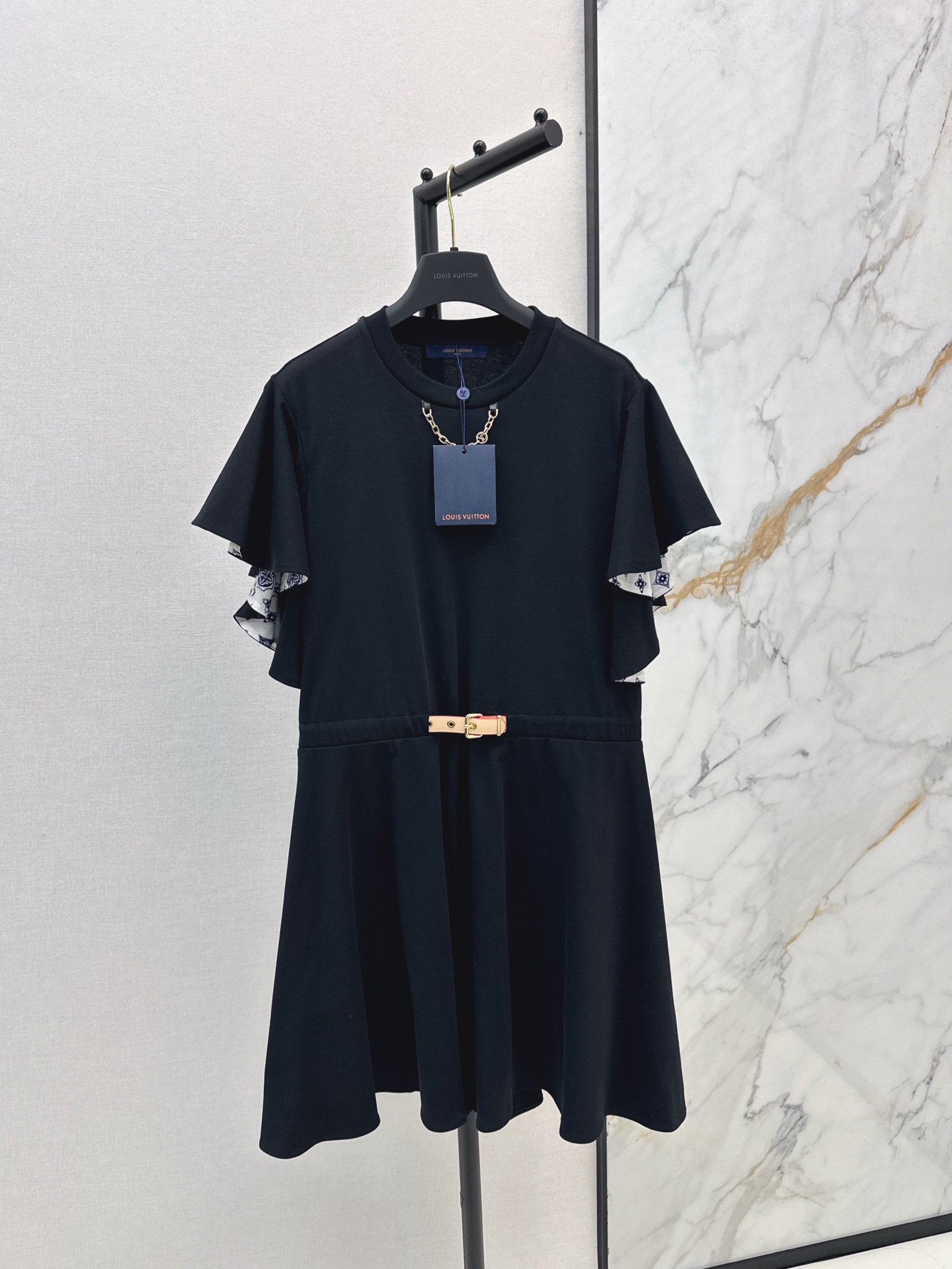 NO:309601,L Home 25Ss—————The latest ruffled short-sleeved dress in early spring, lace design, leather buckle waist-hugging design, decorated with full 3D Monogram print, low-key and fashionable, don't miss those who love presbyopia, look slim and temperament in the upper body, one-color spot on sale, sml, louis vuitton, skirts, T-shirt, alexander wang19860909L家 25Ss————早春最新款荷叶边短袖连衣裙 花边设计 皮扣收腰设计 饰以全幅3D Monogram印花 低调时髦 爱老花的一定不要错过 上身显瘦又气质 一色现货发售sml,,louis vuitton,skirts,T-shirt,alexander wang,Women's clothing