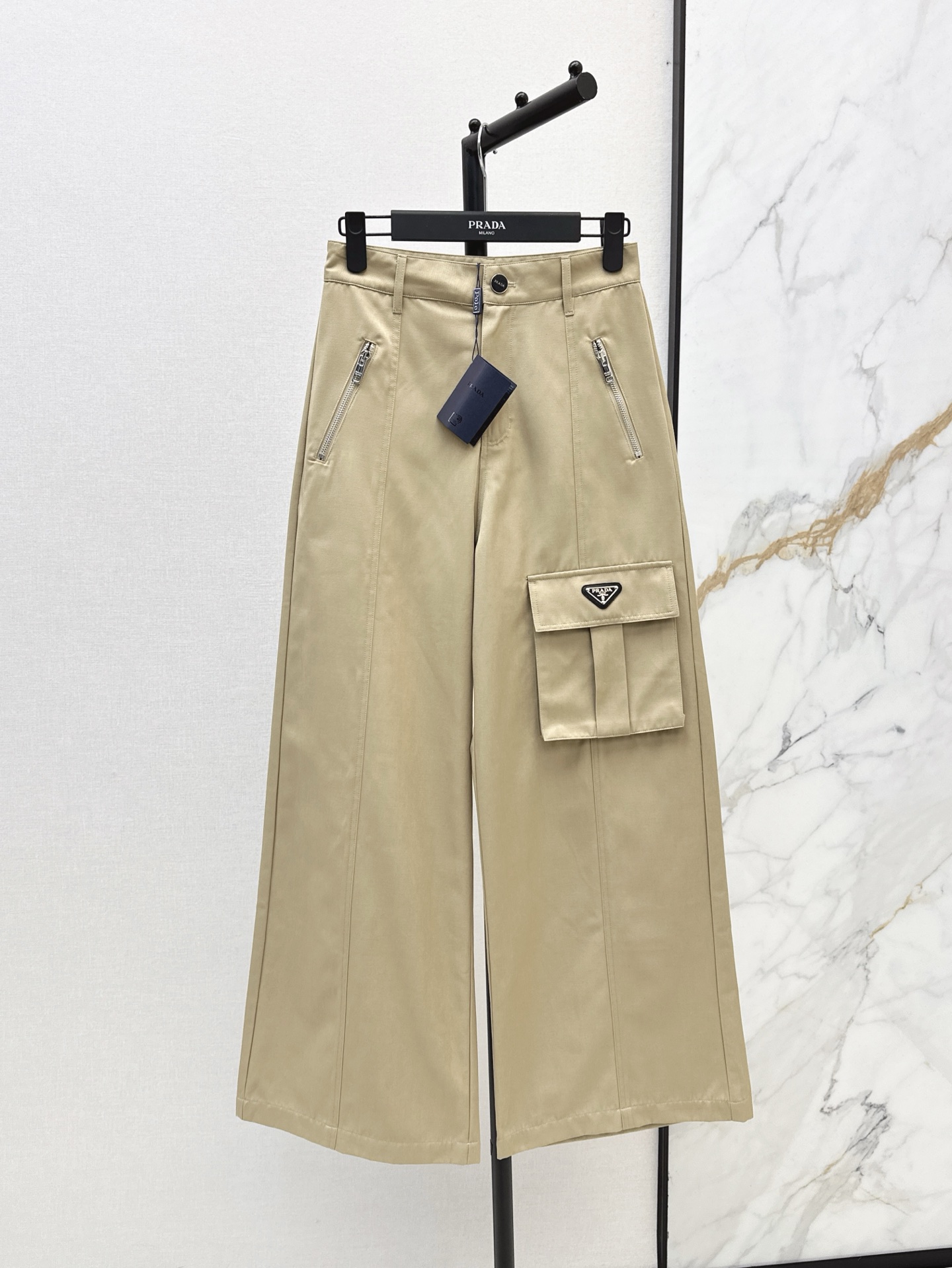 NO:309591,Handsome items PD 25Ss————The latest spring and summer work style straight trousers, front pocket design, a whole fashionable work pants, very versatile and easy to wear, not easy to make mistakes, huge body hides flesh, no matter what leg shape, it will make you look slimming. Two colors are available for sale in stock, alexander wang19860909帅气单品 PD 25Ss————春夏最新款工装风直筒长裤 前片口袋设计 一整个时髦的工装裤子 非常百搭好穿 不容易出错 上身巨藏肉 无论什么腿型都妥妥显瘦起来 两色现货发售sml,,alexander wang,Women's clothing