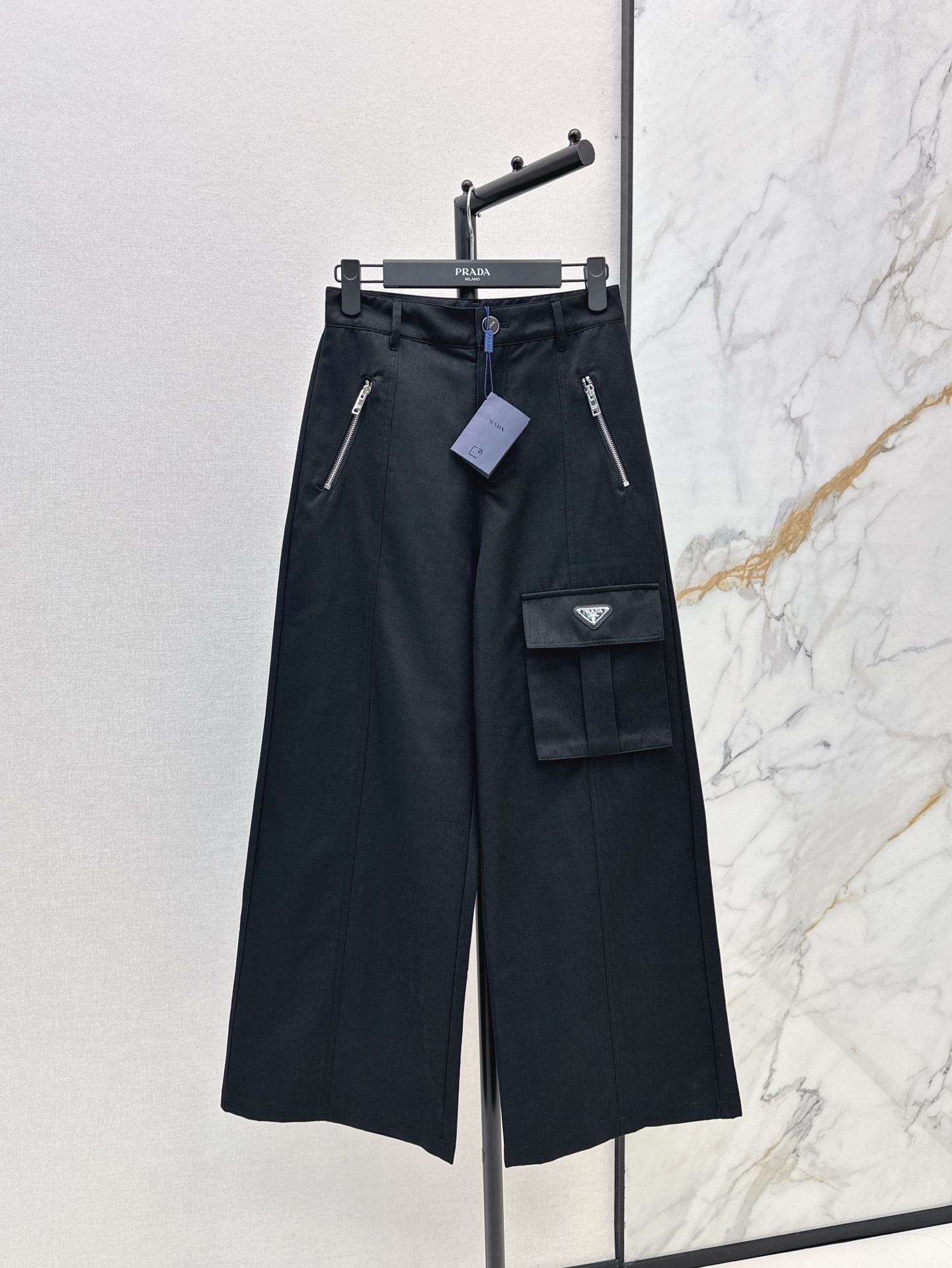 NO:309593,Handsome items PD 25Ss————The latest spring and summer work style straight trousers, front pocket design, a whole fashionable work pants, very versatile and easy to wear, not easy to make mistakes, huge body hides flesh, no matter what leg shape, it will make you look slimming. Two colors are available for sale in stock, alexander wang19860909帅气单品 PD 25Ss————春夏最新款工装风直筒长裤 前片口袋设计 一整个时髦的工装裤子 非常百搭好穿 不容易出错 上身巨藏肉 无论什么腿型都妥妥显瘦起来 两色现货发售sml,,alexander wang,Women's clothing