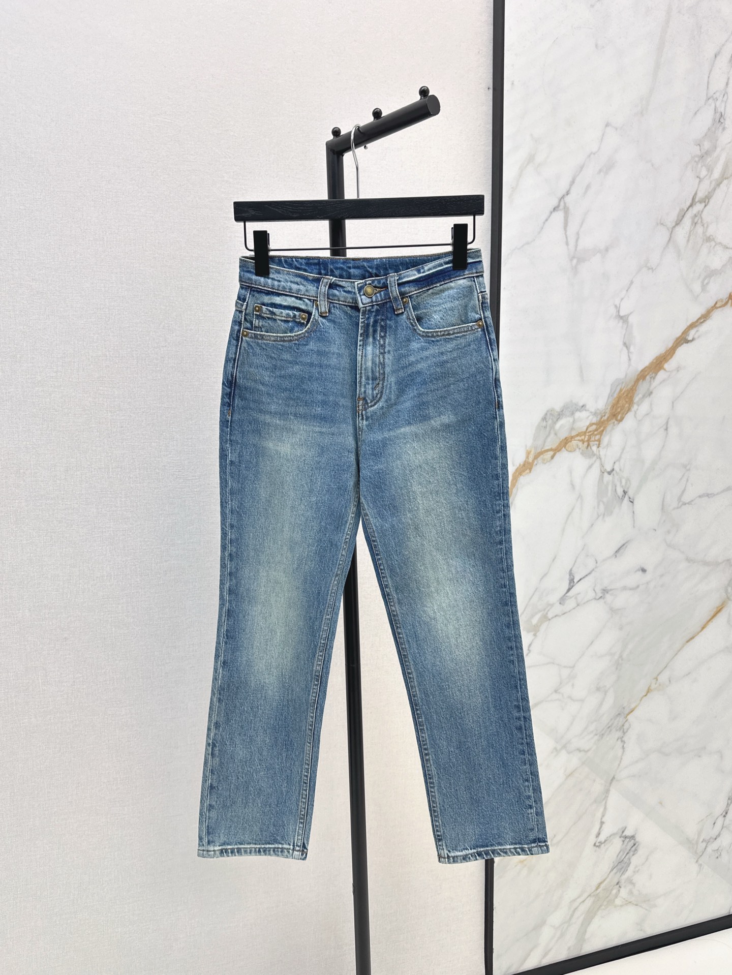 NO:309592,Fashionable niche design 25Ss—————The latest minimalist style versatile jeans in early spring are the visual feeling of bird's legs. The fabric is elastic and comfortable. It is durable and wear-resistant. Essential items. The upper body automatically looks slimming and lifts the buttocks. One color is available in stock. smlxlxxl, jeans, alexander wang19860909时髦小众设计 25Ss————早春最新款极简风百搭牛仔裤上身就是小鸟腿即视感 面料带有弹性非常舒服 耐穿耐磨 必备单品 上身自动显瘦提臀 一色现货发售smlxlxxl,,jeans,alexander wang,Women's clothing