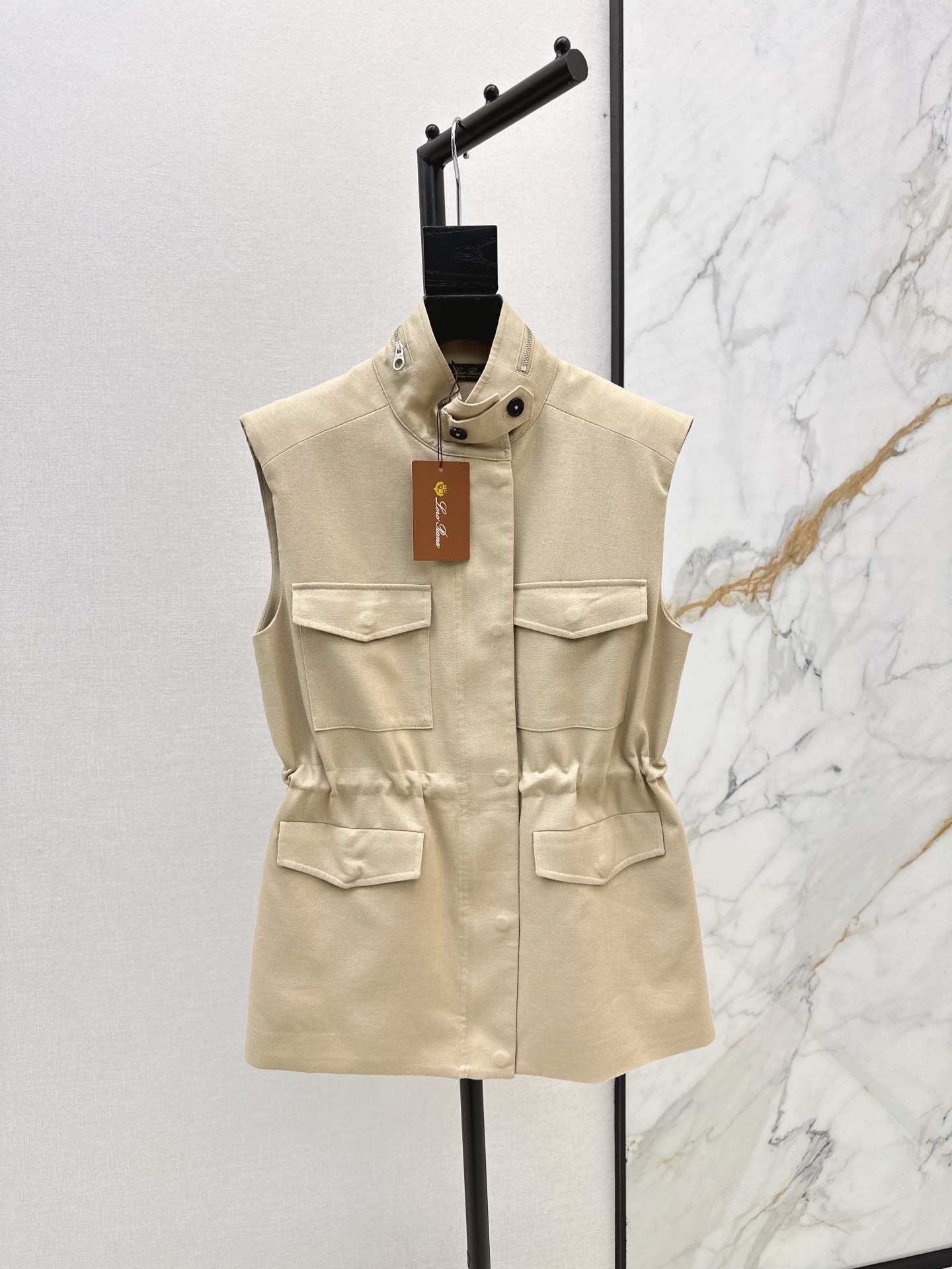 NO:309578,Recommended popular products LP 25Ss————The latest model of traveler minimalist vest jacket with a slack feeling of old-fashioned classic work pockets. Adjustable waist-hugging, low-key, luxurious temperament and elegant temperament. Temperamental small stand collar classic style. It is versatile and not picky~~ The fixed-dye linen fabric is light and breathable, and the texture is superb. Two colors are available for sale in stock. SML, loro piano, jackets & coats, alexander wang19860909爆款推荐 LP 25Ss———早春最新款旅行者极简马甲外套松弛感的老钱风经典工装口袋 可调节收腰低调奢华气质优雅 气质小立领经典版型 百搭不挑人～～ 定染亚麻面料轻盈透气质感超赞 两色现货发售sml,,loro piana,jackets & coats,alexander wang,Women's clothing