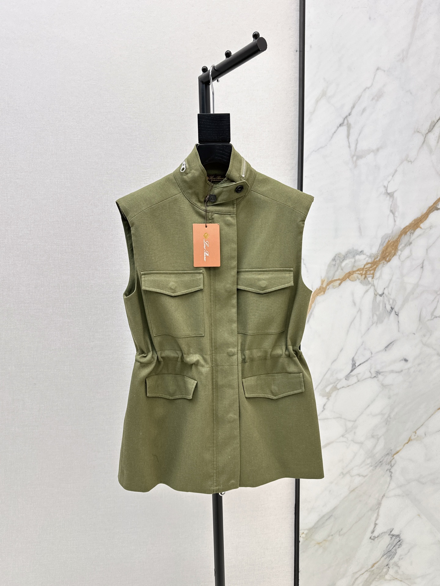 NO:309575,Recommended popular products LP 25Ss————The latest model of traveler minimalist vest jacket with a slack feeling of old-fashioned classic work pockets. Adjustable waist-hugging, low-key, luxurious temperament and elegant temperament. Temperamental small stand collar classic style. It is versatile and not picky~~ The fixed-dye linen fabric is light and breathable, and the texture is superb. Two colors are available for sale in stock. SML, loro piano, jackets & coats, alexander wang19860909爆款推荐 LP 25Ss———早春最新款旅行者极简马甲外套松弛感的老钱风经典工装口袋 可调节收腰低调奢华气质优雅 气质小立领经典版型 百搭不挑人～～ 定染亚麻面料轻盈透气质感超赞 两色现货发售sml,,loro piana,jackets & coats,alexander wang,Women's clothing