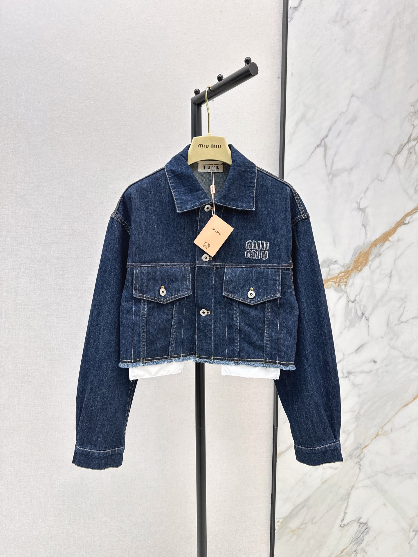 NO:309563,Long trousers recommended Miu 25Ss———The latest spring and summer patch letter decorative denim series of short coats with shoulders   long coats   belt trousers. The handsome denim fabric is both handsome and cool. The upper body is both handsome and cool. The positioned logo letter patch embroidery. The three-dimensional cut is versatile and not picky. Any combination is a fashionable lady. The same color is available for sale in stock. Sm, miumiu, jackets & coats, alexander wang19860909长款 长裤单推荐 Miu 25Ss———春夏最新款贴布字母装饰牛仔一系列落肩短款外套 长款外套 腰带长裤 帅到炸裂的牛仔面料 上身既帅气又很飒姐 定位的徽标字母贴布刺绣 立体剪裁百搭不挑人 任意搭配都是时髦小姐姐 一色现货发售sm,,miumiu,jackets & coats,alexander wang,Women's clothing