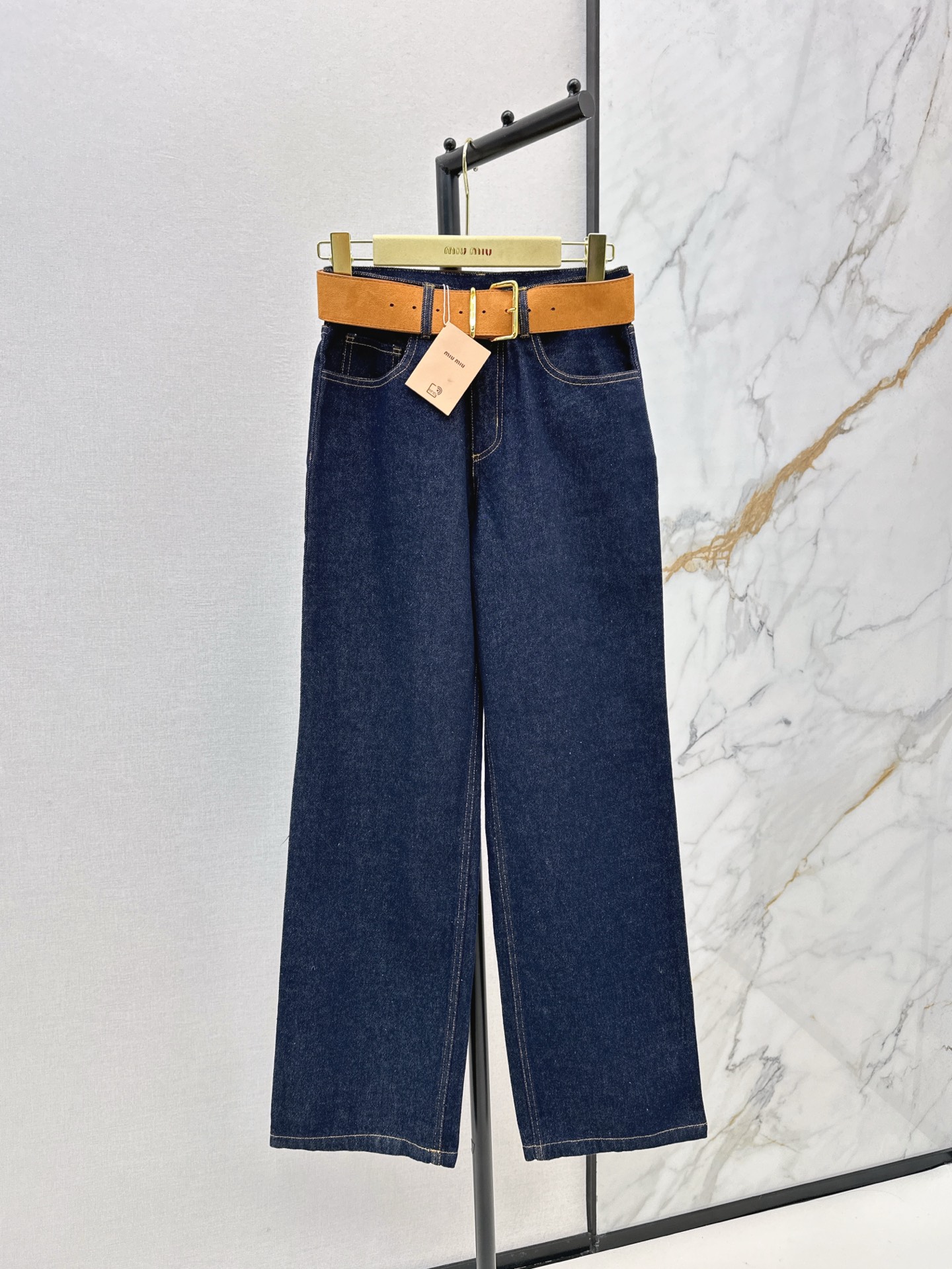 NO:309554,Recommended long trousers Miu 25Ss———The latest spring and summer patch letter decorative denim series of short coats with shoulders   long coats   belt trousers. The handsome denim fabric is both handsome and cool. The upper body is both handsome and cool. The positioned logo letter patch embroidery. The three-dimensional cut is versatile and not picky. Any combination is a fashionable lady. The same color is available for sale in stock. SML, miumiu, jackets & coats, alexander wang19860909长款长裤单推荐 Miu 25Ss———春夏最新款贴布字母装饰牛仔一系列落肩短款外套 长款外套 腰带长裤 帅到炸裂的牛仔面料 上身既帅气又很飒姐 定位的徽标字母贴布刺绣 立体剪裁百搭不挑人 任意搭配都是时髦小姐姐 一色现货发售sml,,miumiu,jackets & coats,alexander wang,Women's clothing