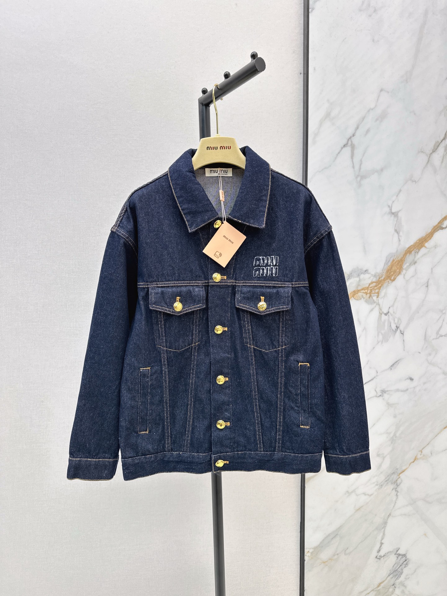 NO:309557,Recommended long trousers Miu 25Ss———The latest spring and summer patch letter decorative denim series of short coats with shoulders   long coats   belt trousers. The handsome denim fabric is both handsome and cool. The upper body is both handsome and cool. The positioned logo letter patch embroidery. The three-dimensional cut is versatile and not picky. Any combination is a fashionable lady. The same color is available for sale in stock. SML, miumiu, jackets & coats, alexander wang19860909长款长裤单推荐 Miu 25Ss———春夏最新款贴布字母装饰牛仔一系列落肩短款外套 长款外套 腰带长裤 帅到炸裂的牛仔面料 上身既帅气又很飒姐 定位的徽标字母贴布刺绣 立体剪裁百搭不挑人 任意搭配都是时髦小姐姐 一色现货发售sml,,miumiu,jackets & coats,alexander wang,Women's clothing