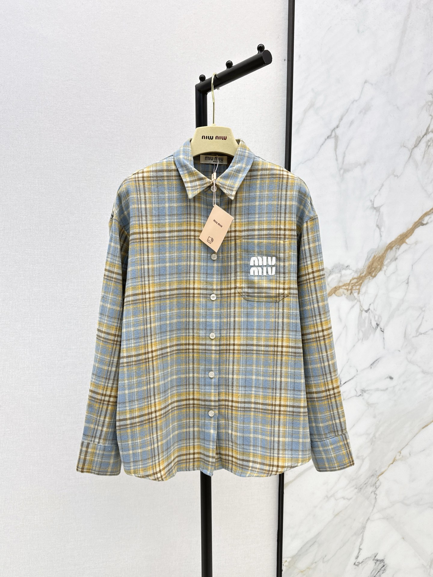 NO:309565,Exclusive first launch Miu 25Ss—————The latest boyfriend-style shirt with spring and summer, beautiful check fabric, American fashionable, fixed-woven fabric, and very detailed, super soft and comfortable to touch. This piece can be worn forever. The upper body is a fashionable and slim first. One-size-fitting sml, miumiu,shirts,alexander wang19860909独家首发 Miu 25Ss————春夏最新款男友风格纹衬衫 绝美的格纹面料 美式时髦 定织的面料 细节也很到位 超级软糯 手感很舒服 这一件可以穿到天荒地老 上身妥妥的时髦精 显瘦第一名 一色现货发售sml,,miumiu,shirts,alexander wang,Women's clothing