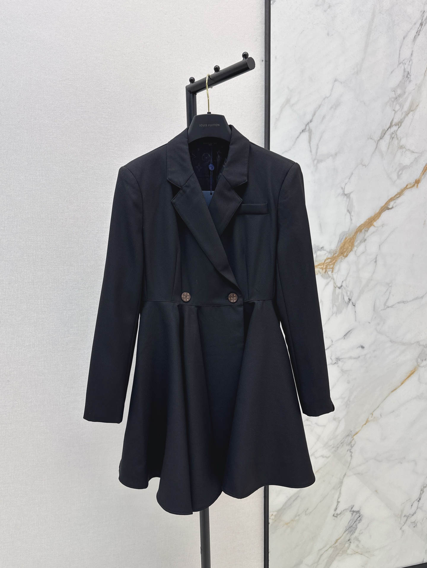 NO:309559,L Home 25Ss—————The latest elegant and extra-score dress in spring and summer. A very recommended skirt. It has good breathability and drape. Suit lapel design. Paired with an umbrella skirt, it easily decorates the face. Sleeve logo presbyterian leather brand decoration. The upper body shows elegant and noble temperament. SML is available in stock., louis vuitton, skirts, business suit, alexander wang19860909L家 25Ss————春夏最新款优雅加分连衣裙 很推荐的一条裙子 透气性和垂坠感都非常好 西装翻领设计 搭配伞状裙摆 轻松修饰了脸型 袖子logo老花皮牌装饰 上身很显优雅高贵气质感 一色现货发售sml,,louis vuitton,skirts,business suit,alexander wang,Women's clothing