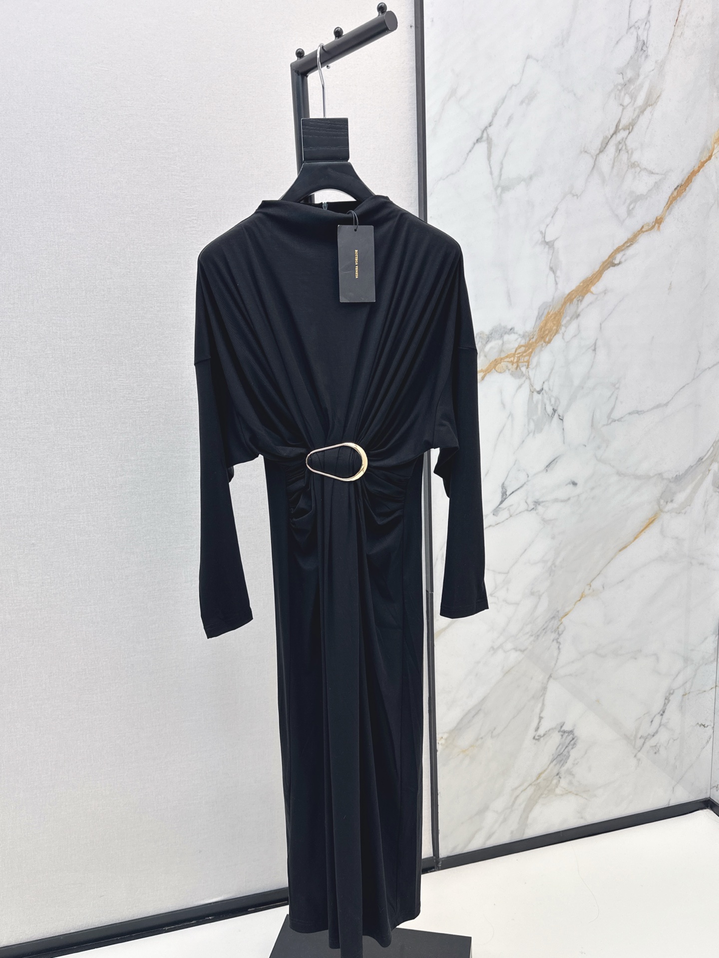 NO:309579,Exclusive first launch BV 25Ss—————The latest spring and summer styles to wear non-mediocre long dresses. Customized fabrics with good draping feel. Metal hardware decoration. A casual and comfortable casual skirt that saves the heat of summer. The fabric is light and breathable. It has elasticity. Very comfortable. Shoulder-falling design. The waist is pleated and waist-hugging. The entire design is in place in one step. Simple and practical. Two colors are available for sale in stock. SML, bottega veneta, skirts, alexander wang.19860909独家首发 BV 25Ss————春夏最新款实穿不平庸的长款连衣裙 垂坠感很好的定制面料 金属五金装饰 一秒出门的随性 随性惬意的休闲裙拯救夏日炎热感 面料轻薄透气 带有弹性 非常舒适 落肩设计 腰部采用褶皱收腰做法 整个设计一步到位 简洁实穿 两色现货发售sml,,bottega veneta,skirts,alexander wang,Women's clothing