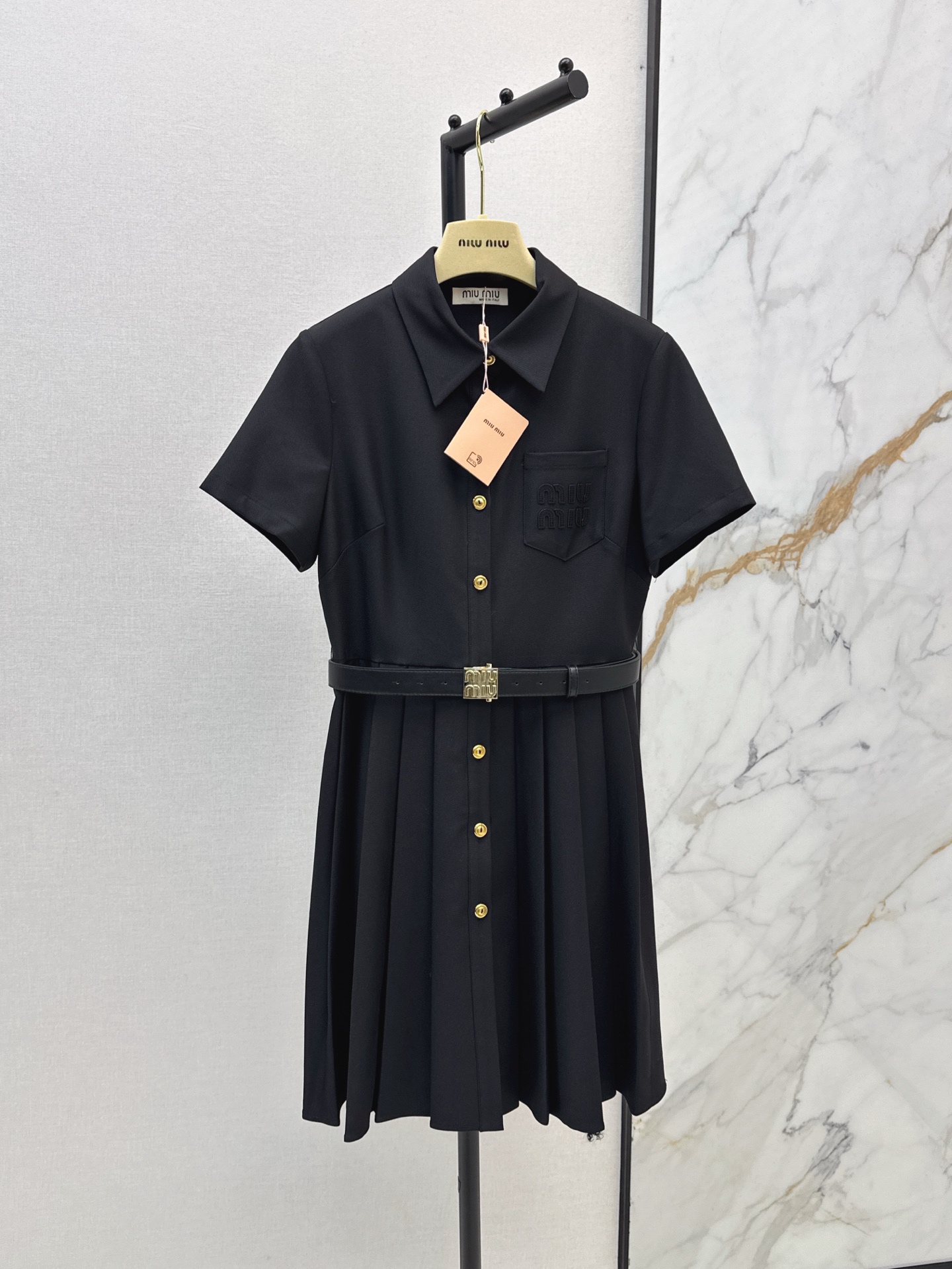 NO:310593,Miu 25Ss————The latest short-sleeved belt dress with short-sleeved texture and breathable comfort and wearable lapel short-sleeved dress tailoring Voxel color using tailoring and details to enhance the precision. Three-dimensional letter marks sewn in the chest pocket, low-key showing luxury tone The iconic square buckle belt at the waist lit up the color, adding a neat feeling, outline the graceful figure, the overall pleated and draped, full of intellectuality, modify the overall lines, both fashion and practical, one-color spot on sale sml,,miumiu, skirts, T-shirt, alexander wang19860909Miu 25Ss————春夏最新款腰带短袖连衣裙 质感透气 舒适好穿 翻领短袖连衣裙剪裁 通体素色利用剪裁和细节提升精致度 胸前口袋缝制立体字母标 低调彰显奢华调性 腰间标志性方扣皮带点亮色彩 平添利落感 勾勒曼妙身形 整体压褶垂顺 知性感满满 修饰整体线条 时尚与实用兼备 一色现货发售sml,,miumiu,skirts,T-shirt,alexander wang,Women's clothing