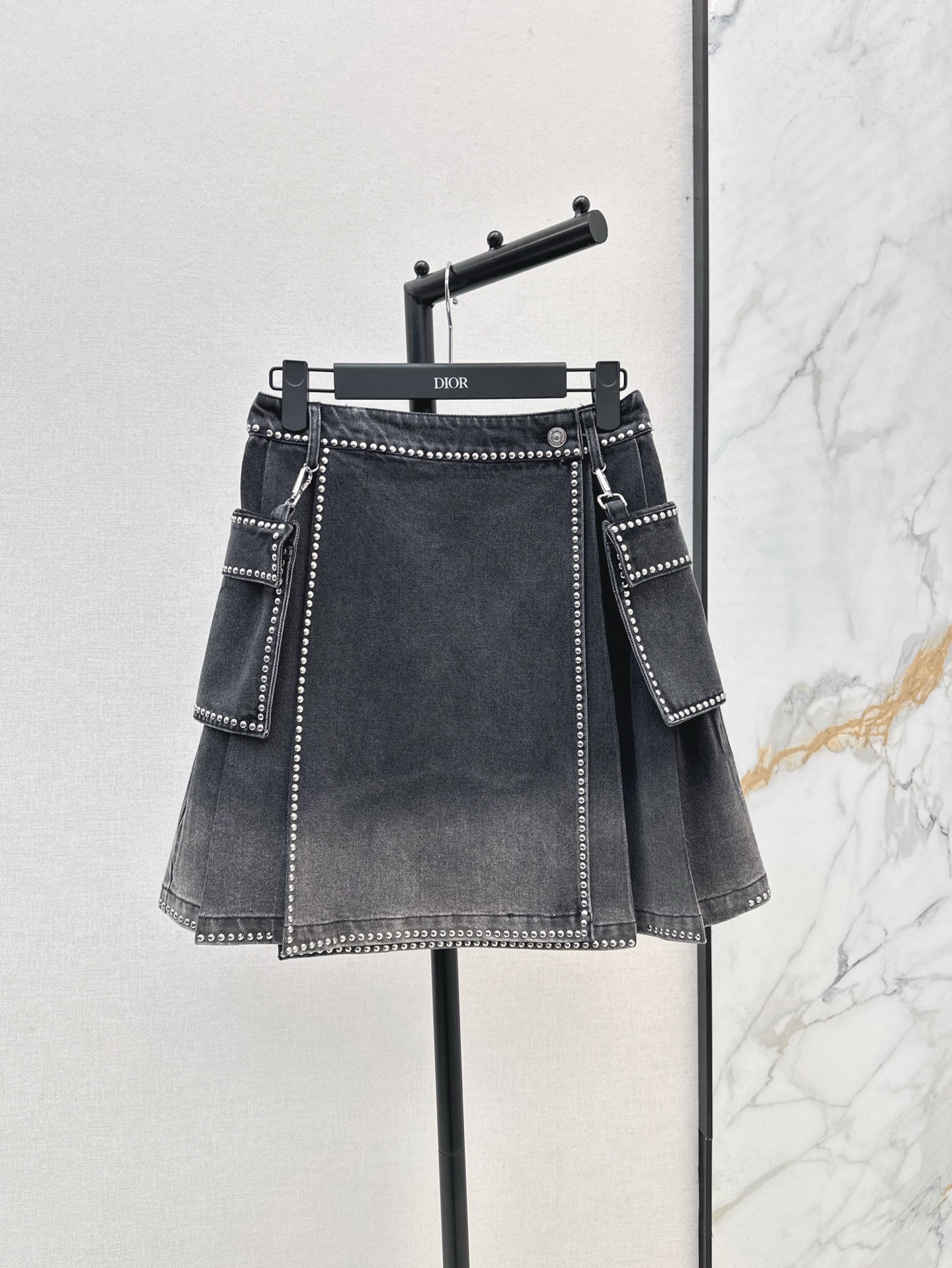 NO:310596,External skirt 25Ss—————The latest rivet denim suit in early spring rivet denim jacket   skirt Customized denim fabric is full of texture, washed and made of old retro light gray, special craftsmanship creates a color-tight texture, more advanced, the overall decoration is decorated with rivets, outlined outlines simple yet handsome, lapel jacket with evergreen design with symmetrical pockets, more durable and versatile, one-color split development, spot-on sml, skirts, jackets & coats, jackets & coats, alexander wang19860909外半裙 25Ss————早春最新款铆钉牛仔套装铆钉牛仔外套 半裙 定制牛仔面料质感十足 水洗做旧复古浅灰 特殊工艺打造擦色质感 更显高级 整体饰以铆钉装饰 勾勒轮廓线简约不失帅气 翻领夹克搭配对称口袋的长青款设计 更耐看百搭 一色分开发 现货发售sml,,skirts,jackets & coats,jackets & coats,alexander wang,Women's clothing