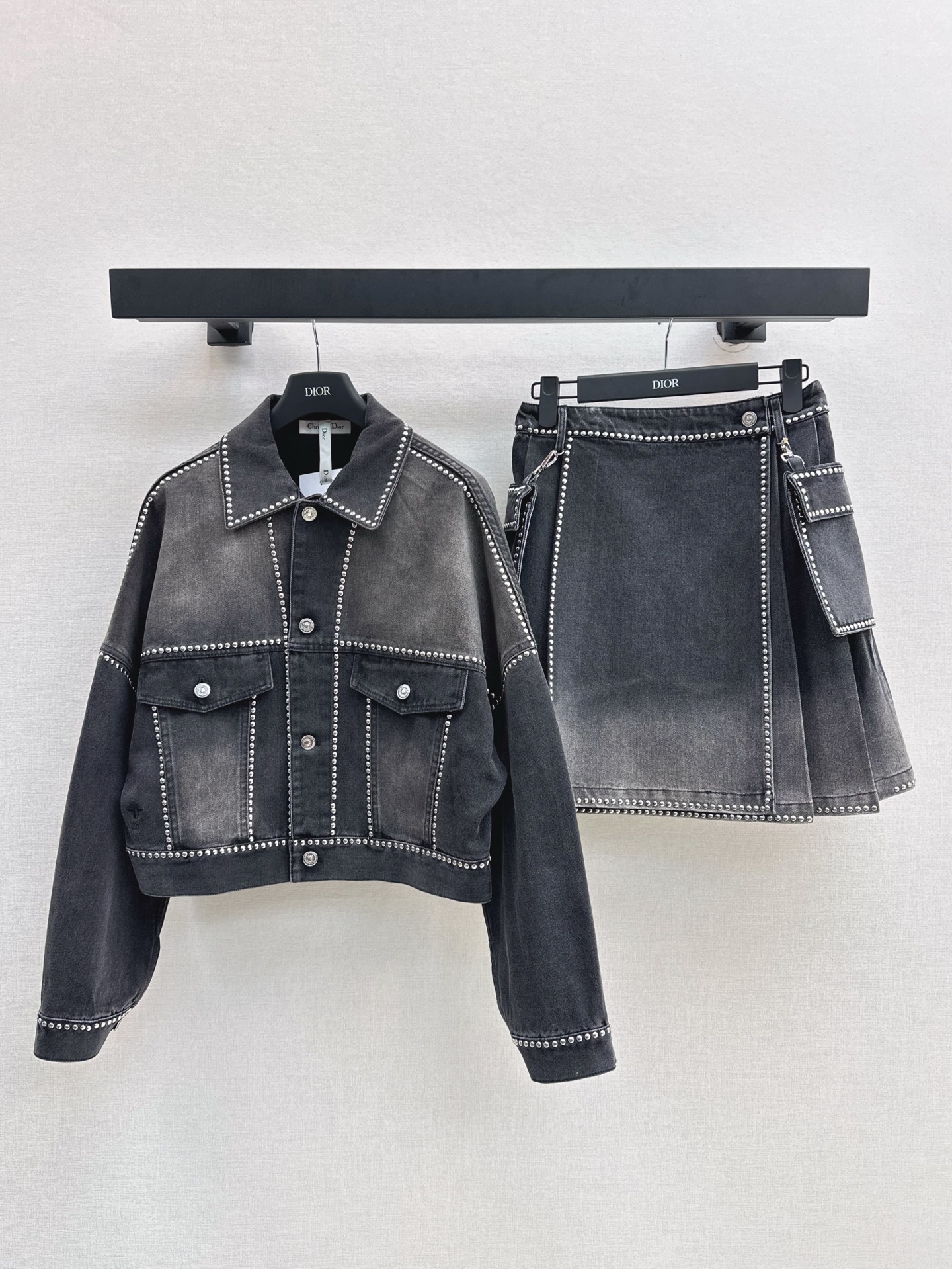 NO:310599,External skirt 25Ss——————The latest rivet denim suit rivet denim jacket   skirt Customized denim fabric is full of texture, washed and made of old retro light gray, special craftsmanship creates a color-tight texture, more advanced, the overall decoration is decorated with rivets, outlined outlines simple yet handsome, lapel jacket with evergreen design with symmetrical pockets, more durable and versatile, one-color split development, on-site sm, skirts, jackets & coats, jackets & coats, alexander wang19860909外半裙 25Ss————早春最新款铆钉牛仔套装铆钉牛仔外套 半裙 定制牛仔面料质感十足 水洗做旧复古浅灰 特殊工艺打造擦色质感 更显高级 整体饰以铆钉装饰 勾勒轮廓线简约不失帅气 翻领夹克搭配对称口袋的长青款设计 更耐看百搭 一色分开发 现货发售sm,,skirts,jackets & coats,jackets & coats,alexander wang,Women's clothing