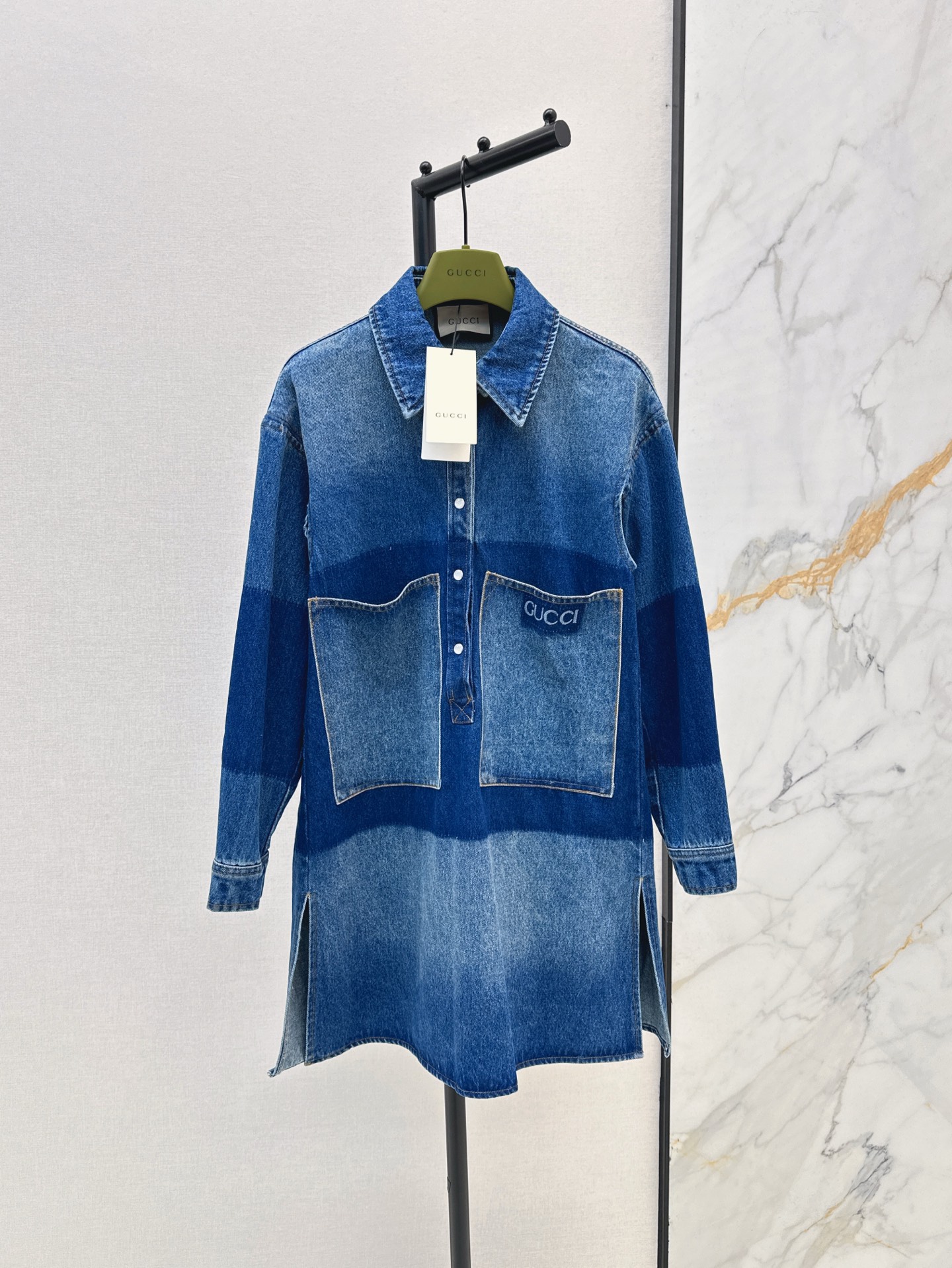 NO:310602,Gu 25Ss————The latest spring and summer gradient long-sleeved denim dress Customized twill cotton denim fabric Retro tannin denim blue with gradient texture crisp and stylish Lapel long sleeves paired with symmetrical large pockets and exquisite half-plate buttons Use the gradient of depth and shades to enrich design levels Pocket edge letter logo embellishment Details highlight quality Light up the overall shape Loose style to accommodate the figure Show casual style Whether it is daily travel or relaxed party One color is available for sale in stock sml, skirts, alexander wang19860909Gu 25Ss————春夏最新款渐变长袖牛仔连衣裙 定制斜纹棉牛仔面料 呈现渐变的复古单宁牛仔蓝 质感挺括有型 翻领长袖搭配对称大口袋与精致半开襟钮扣 利用深浅交叠渐变 丰富设计层次 口袋边字母徽标点缀 细节彰显品质 点亮整体造型 宽松版型包容身材 尽显休闲范儿 无论是日常出行还是轻松聚会 一色现货发售sml,,skirts,alexander wang,Women's clothing