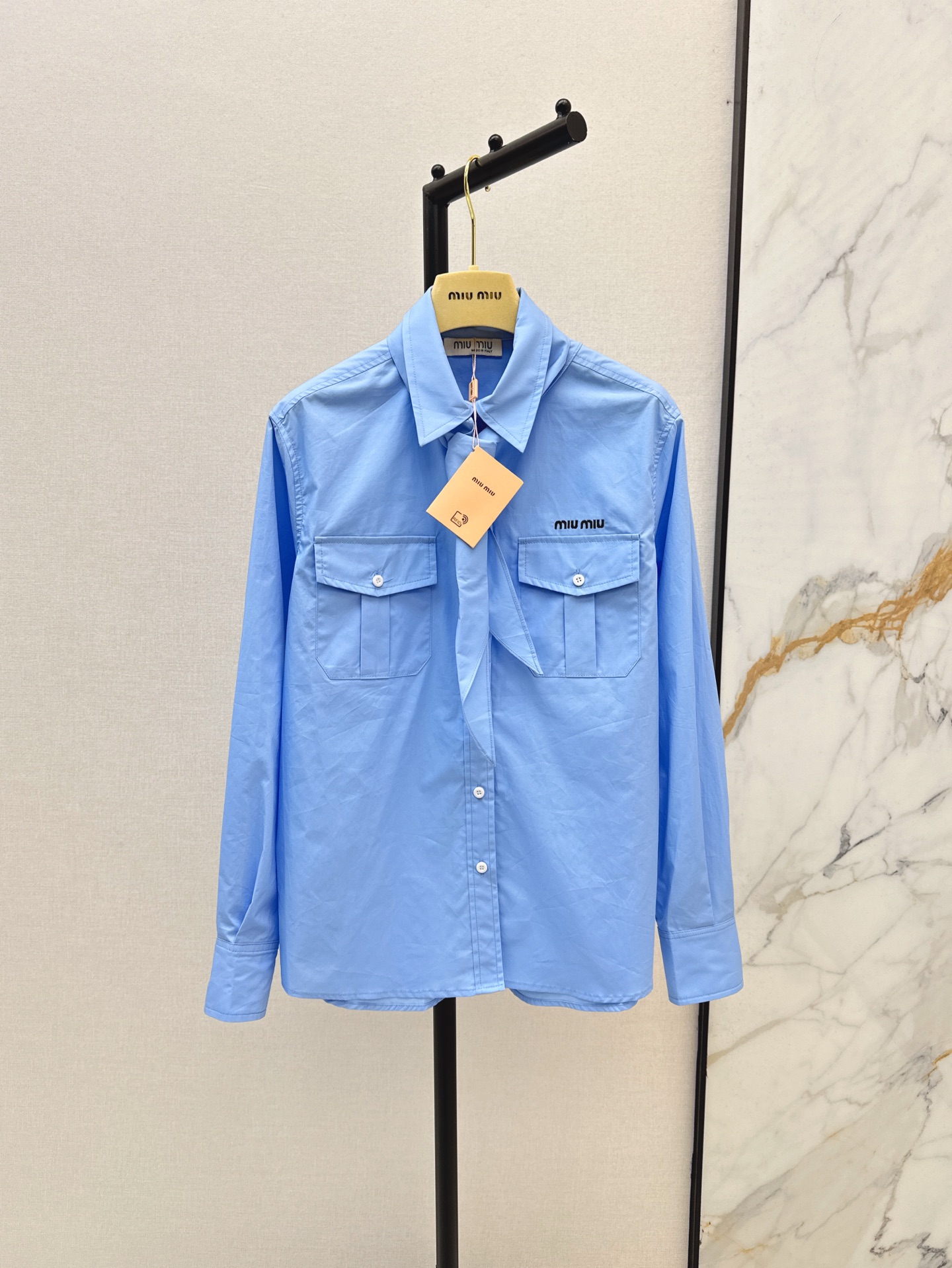 NO:310608,Miu 25Ss————The latest spring and summer bow tie long-sleeved shirt custom-made cotton fabric, soft and comfortable, skin-friendly and breathable, bow tie style, a shawl bow tie design is added under the exquisite pointed collar, the tie is full of college style, echoing the letter logo on the chest, highlighting the style of the Miu brand, and the outfit is casual and lazy style. Two colors are available for sale in stock,,miumiu,shirts,shawls,alexander wang19860909Miu 25Ss————春夏最新款领结长袖衬衫定制全棉面料 柔软舒适 亲肤透气性更好 领结长袖衬衫版型 精致尖领之下增加披肩领结设计 系上学院范儿十足 与胸前字母徽标呼应 凸显缪系品牌格调 穿搭出休闲慵懒风格 两色现货发售sml,,miumiu,shirts,shawls,alexander wang,Women's clothing