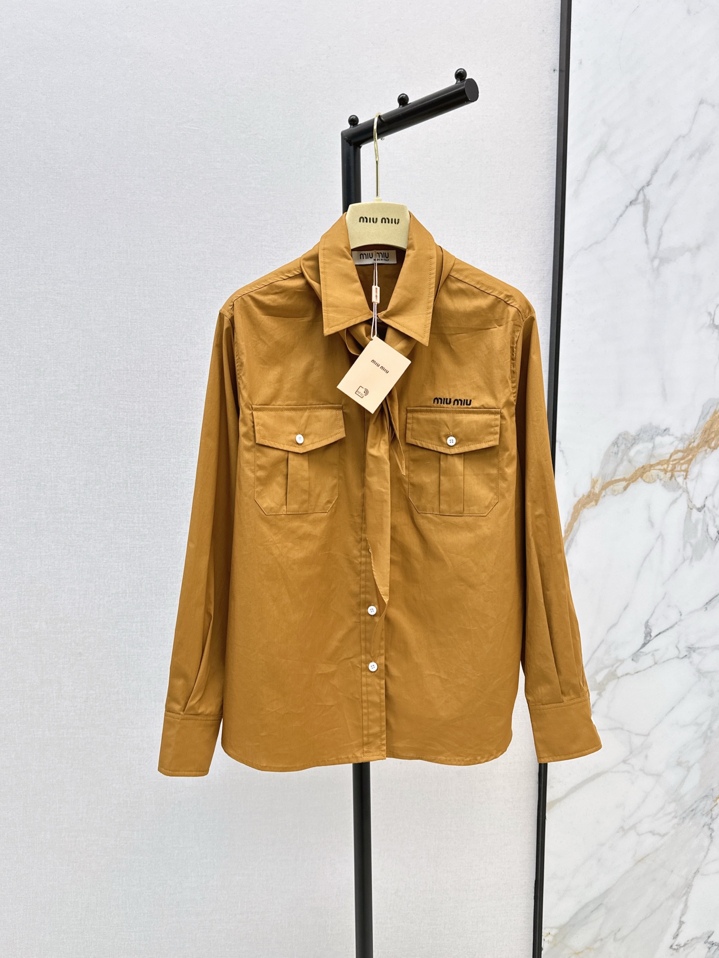 NO:310614,Miu 25Ss————The latest spring and summer bow tie long-sleeved shirt custom-made cotton fabric, soft and comfortable, skin-friendly and breathable, bow tie style, a shawl bow tie design is added under the exquisite pointed collar, the tie is full of college style, echoing the letter logo on the chest, highlighting the style of the Miu brand, and the outfit is casual and lazy style. Two colors are available for sale in stock,,miumiu,shirts,shawls,alexander wang19860909Miu 25Ss————春夏最新款领结长袖衬衫定制全棉面料 柔软舒适 亲肤透气性更好 领结长袖衬衫版型 精致尖领之下增加披肩领结设计 系上学院范儿十足 与胸前字母徽标呼应 凸显缪系品牌格调 穿搭出休闲慵懒风格 两色现货发售sml,,miumiu,shirts,shawls,alexander wang,Women's clothing